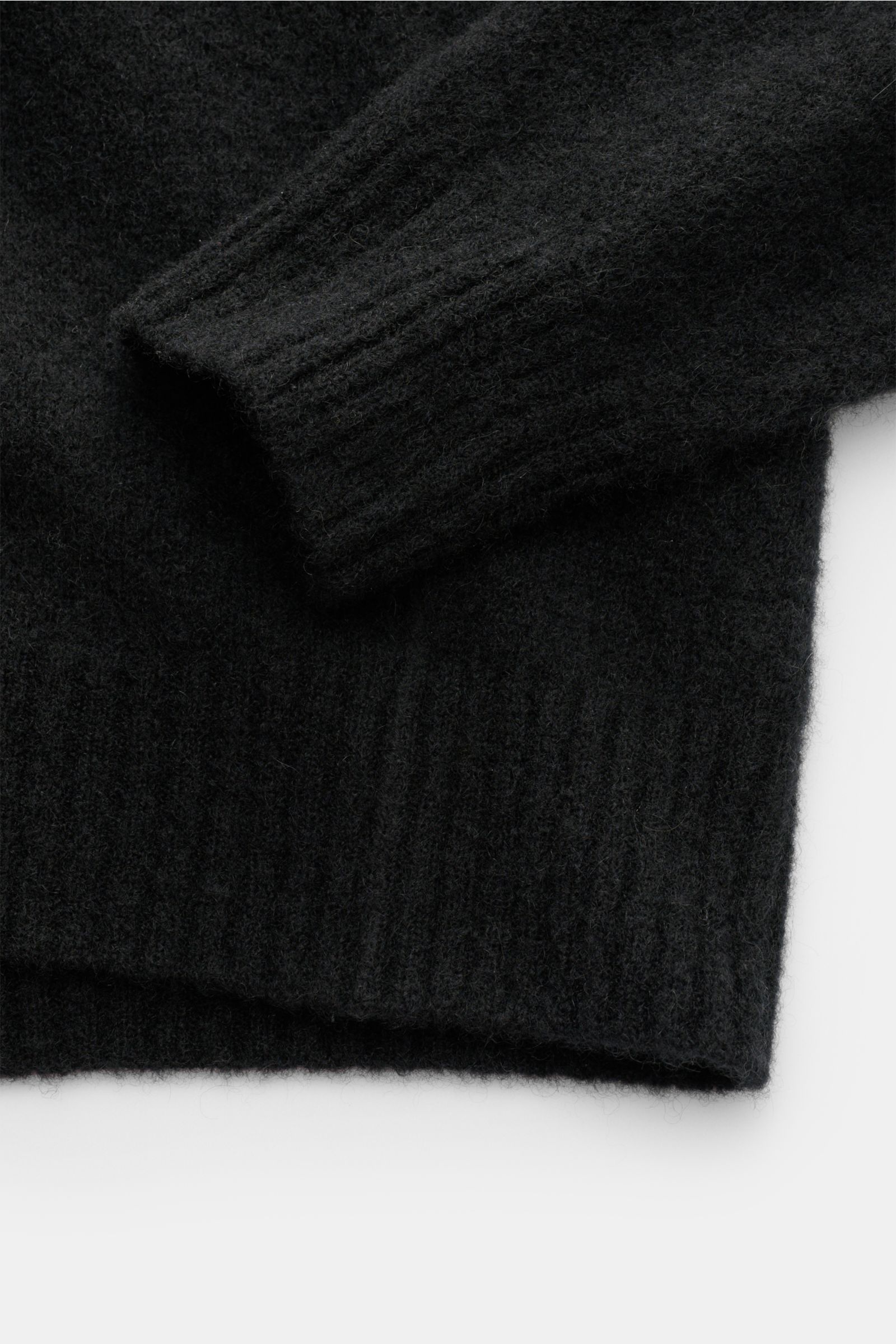 Close-up front view of a black Filippo de Laurentiis Rundhalspullover schwarz showing soft, voluminous fabric with slim fit, round neckline, flexible ribbed cuffs, and medium-fine knit; mix of cashmere, silk, and high-quality microfiber.