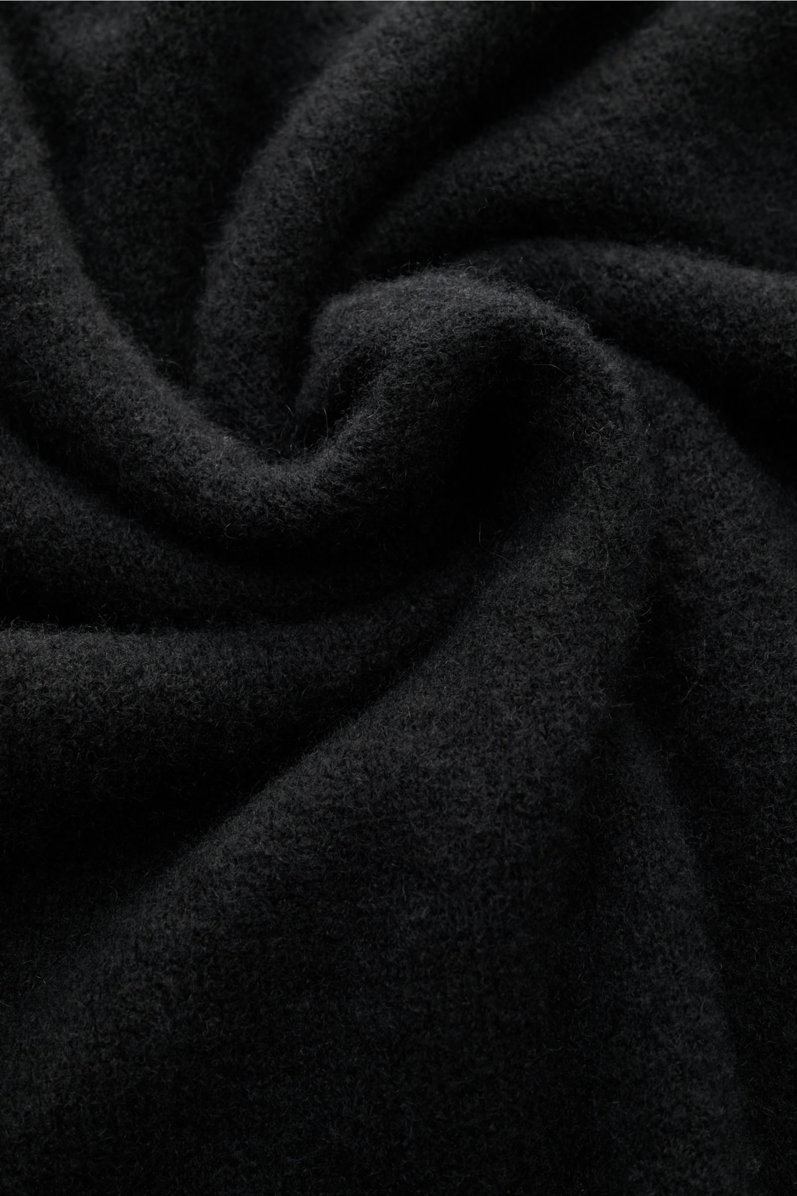 Close-up front view of the Filippo de Laurentiis Rundhalspullover schwarz showing fabric texture, mix aus Cashmere, Seide und hochwertiger Microfaser, sehr weicher, voluminöser Griff, mittelfeines Strickbild, Slim Fit, Rundhalsausschnitt, flexible Rippbün