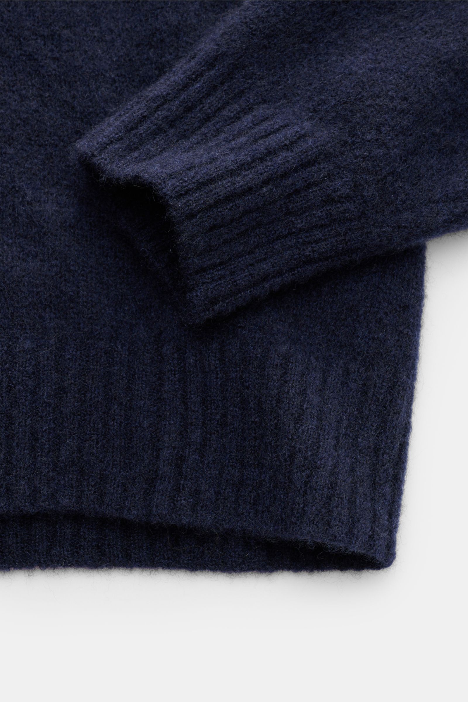 Close-up front view of Filippo de Laurentiis Rundhalspullover navy showing sleeve and hem with a mix of cashmere, silk, and microfiber, very soft, voluminous feel, medium-fine knit, slim fit, round neckline, and flexible ribbed cuffs.