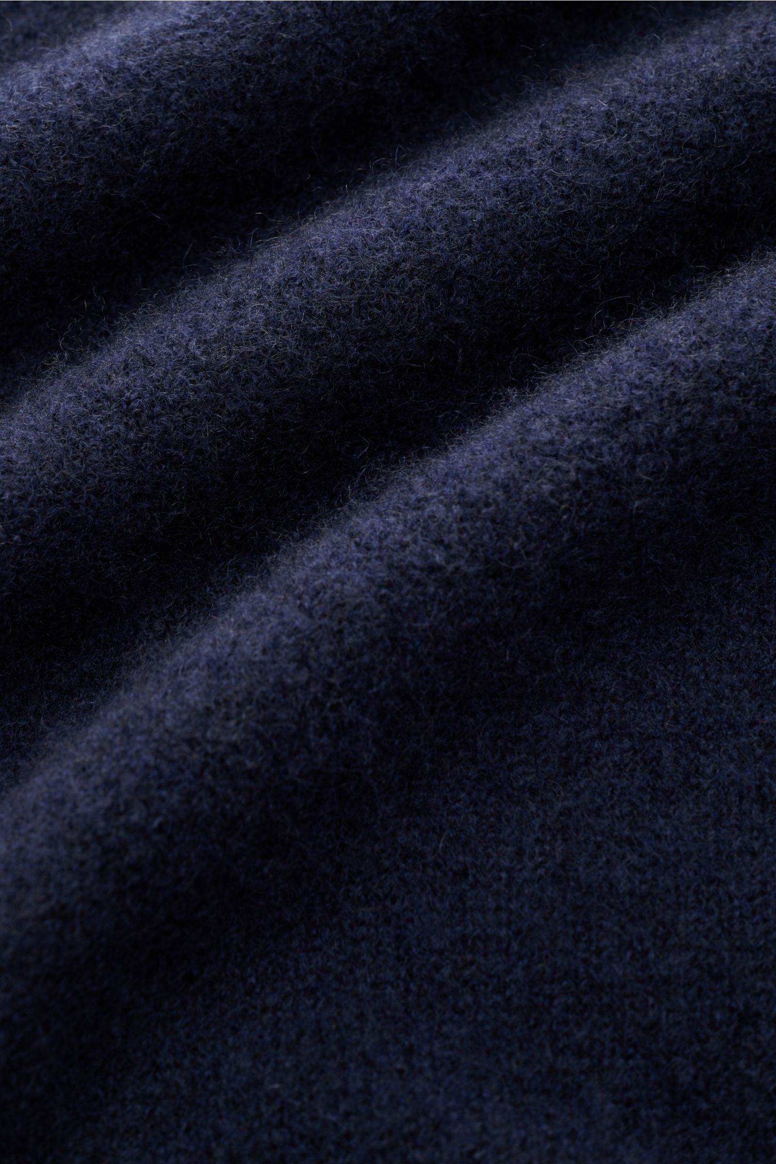 Close-up image of the fabric texture of the Filippo de Laurentiis Rundhalspullover navy, showing a detailed view from a top angle. Mix aus Cashmere, Seide und hochwertiger Microfaser, sehr weicher, voluminöser Griff, mittelfeines Strickbild, Slim Fit, Run