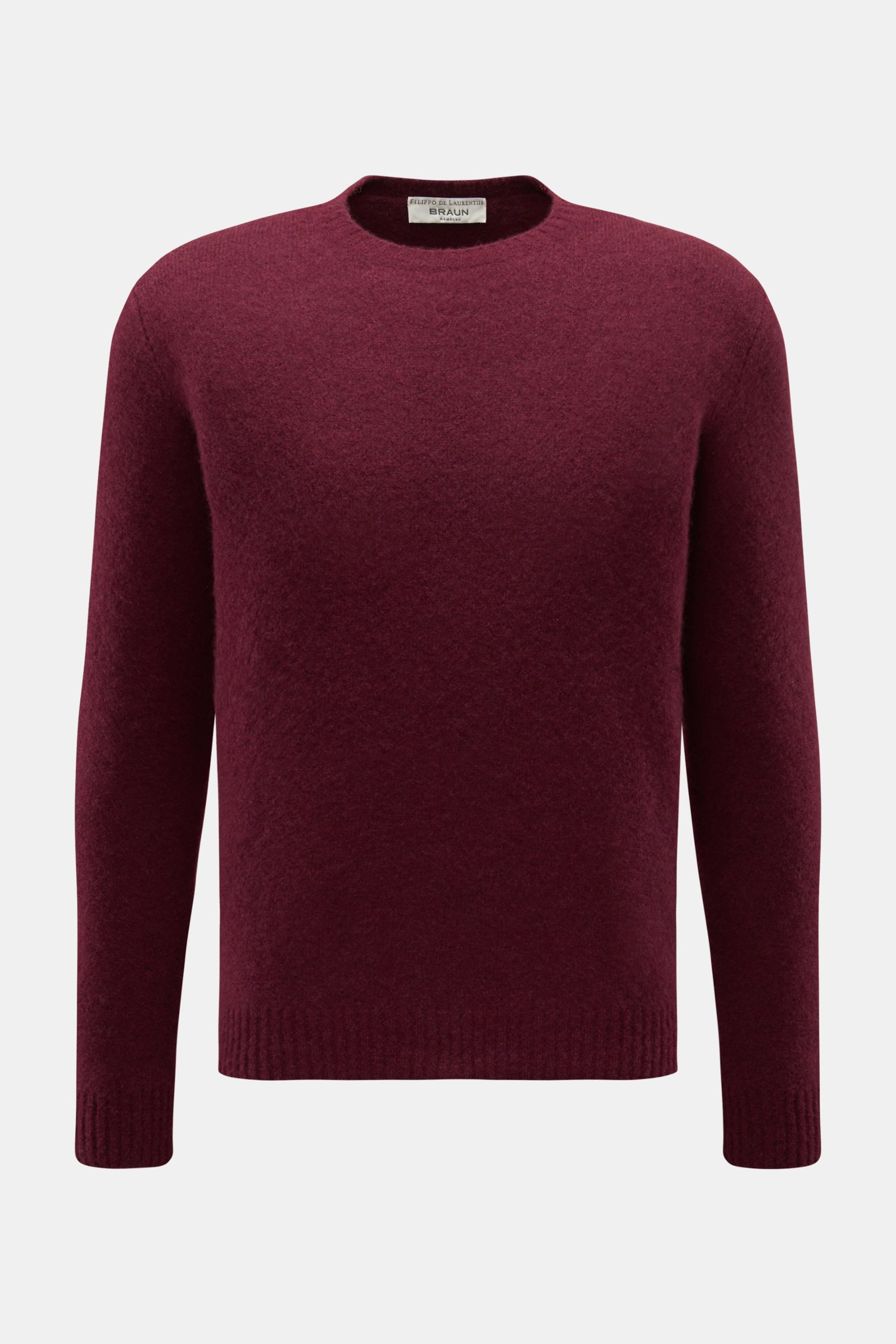 Front view of the Filippo de Laurentiis Rundhalspullover bordeaux, a slim fit sweater with a round neckline, made from a mix of cashmere, silk, and high-quality microfiber, featuring a very soft, voluminous feel, medium-fine knit pattern, and flexible rib