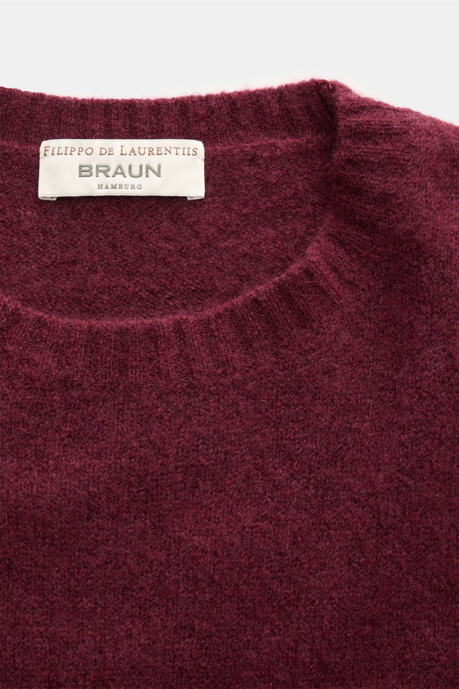 Close-up view from above of the Filippo de Laurentiis Rundhalspullover bordeaux, a slim fit sweater with round neckline, made from a mix of cashmere, silk, and high-quality microfiber, featuring a very soft, voluminous feel, medium-fine knit pattern, and 