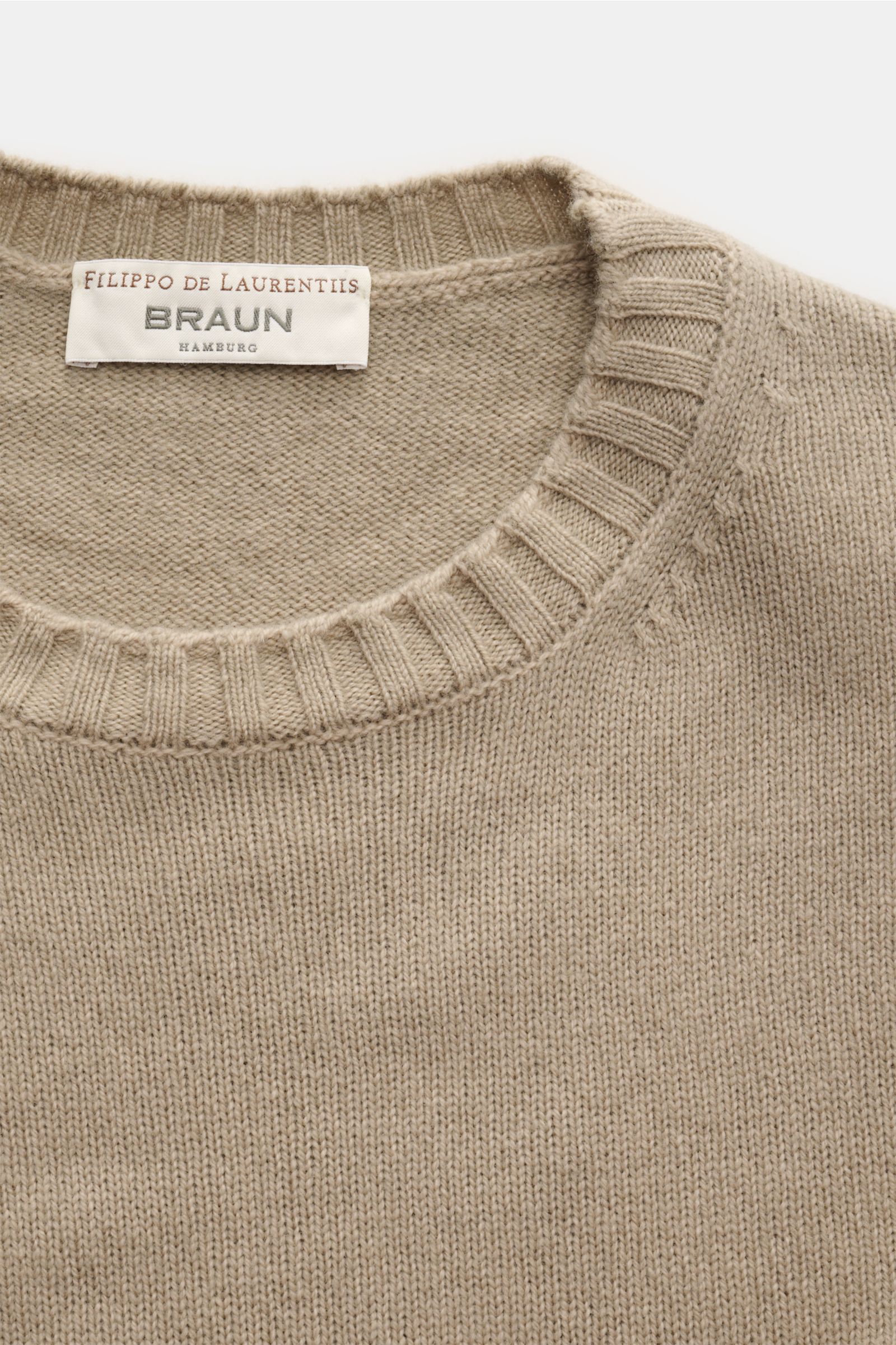 Filippo de Laurentiis Merino Rundhalspullover sand, close-up von oben, weicher Strick aus Merino und Cashmere, garment dyed, Rundhalsausschnitt.