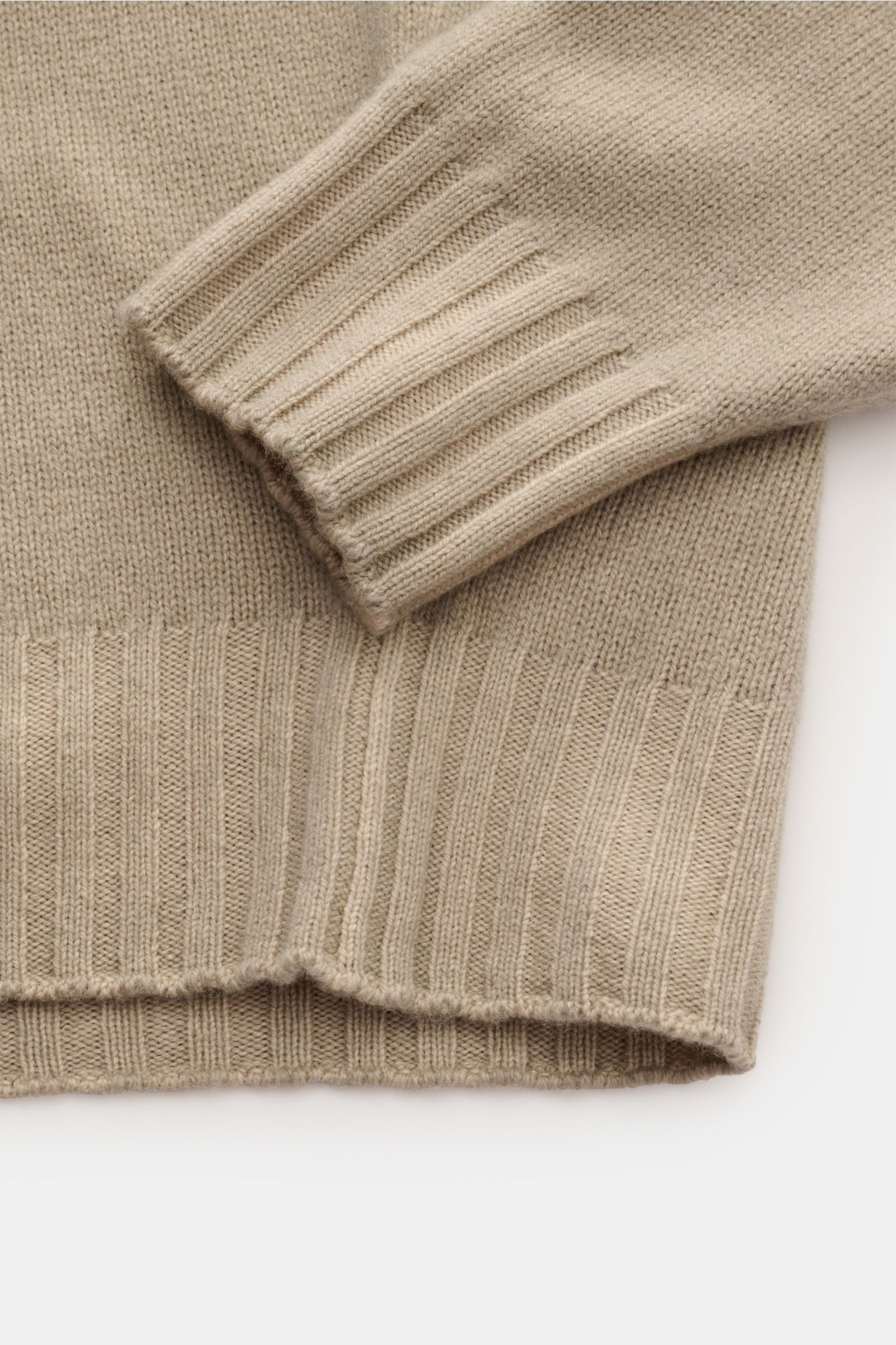 Filippo de Laurentiis Merino Rundhalspullover sand, Detailaufnahme von Bündchen und Saum, superfeine Merinowolle, Cashmere, garment dyed.