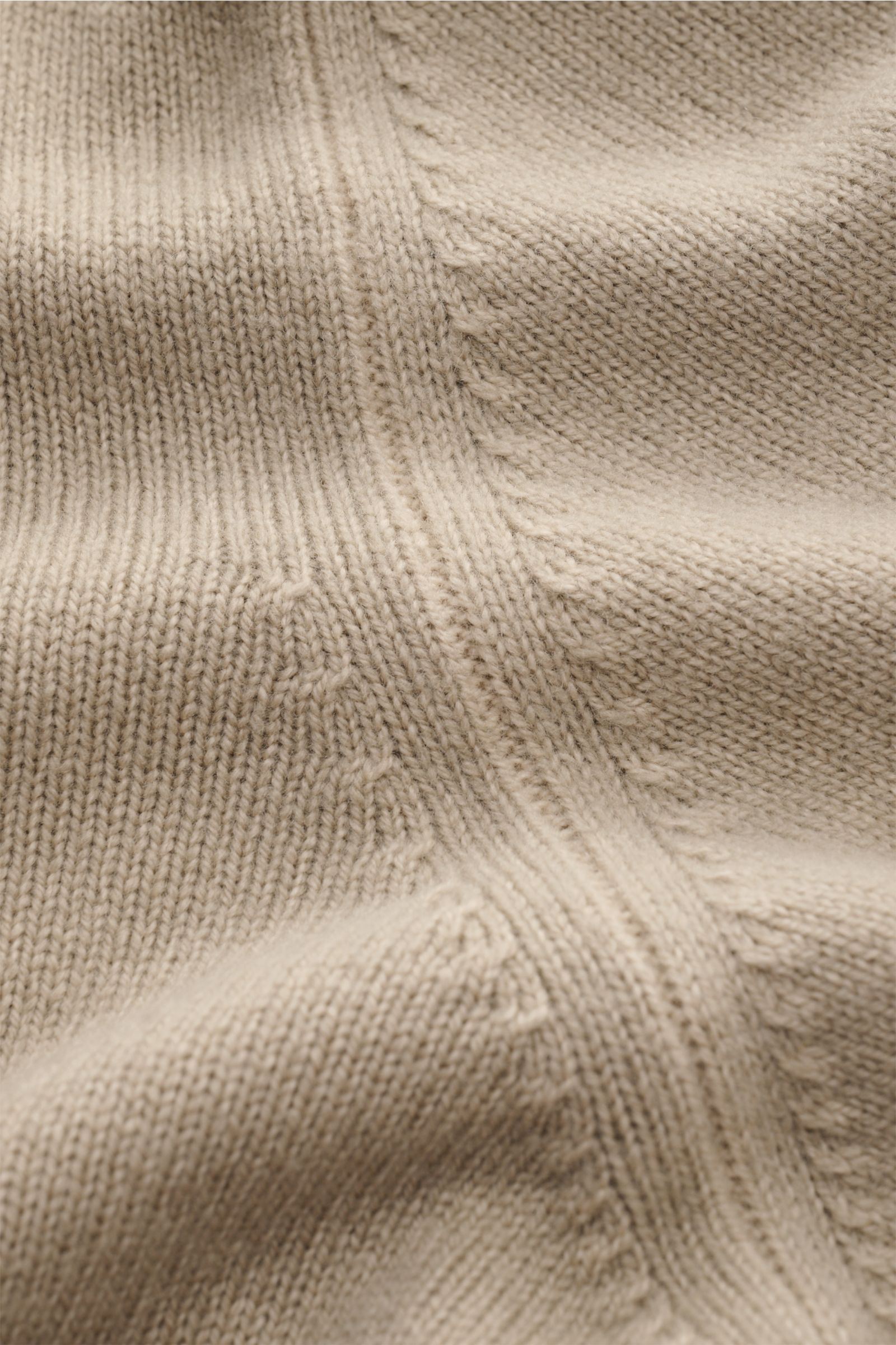 Filippo de Laurentiis Merino Rundhalspullover sand, Detailaufnahme der weichen Strickstruktur aus Merinowolle und Cashmere mit garment dyed Effekt.