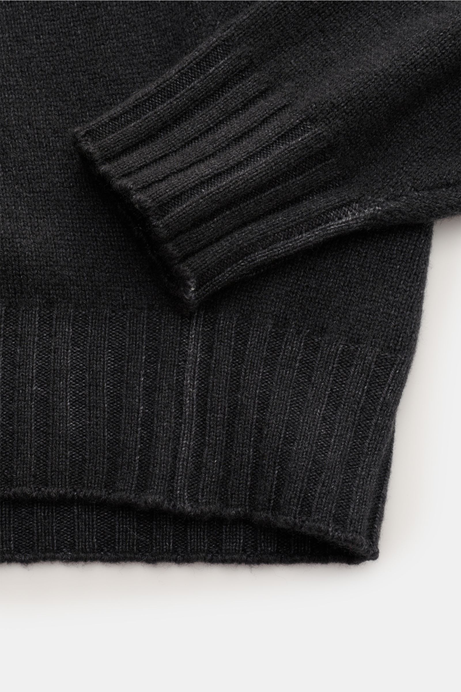 Filippo de Laurentiis Merino Rundhalspullover anthrazit meliert, Detailaufnahme von Ärmel und Saum, superfeine Merinowolle mit Cashmere, garment dyed, weicher Griff, feines Strickbild, flexible Rippbündchen.