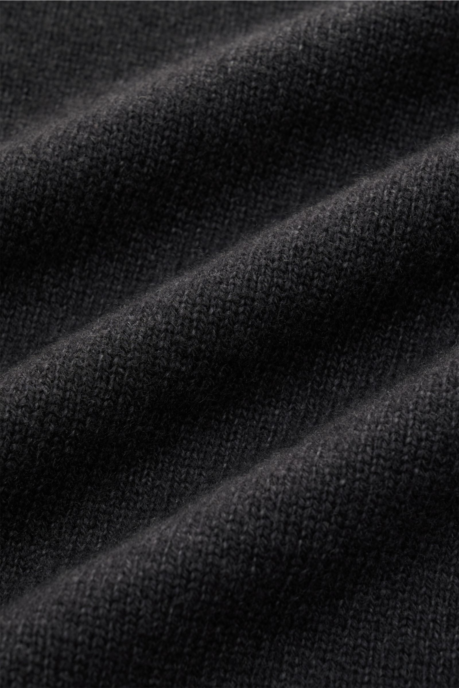 Filippo de Laurentiis Merino Rundhalspullover anthrazit meliert, Detailaufnahme des feinen Strickbilds aus Merinowolle und Cashmere, garment dyed, weicher Griff.