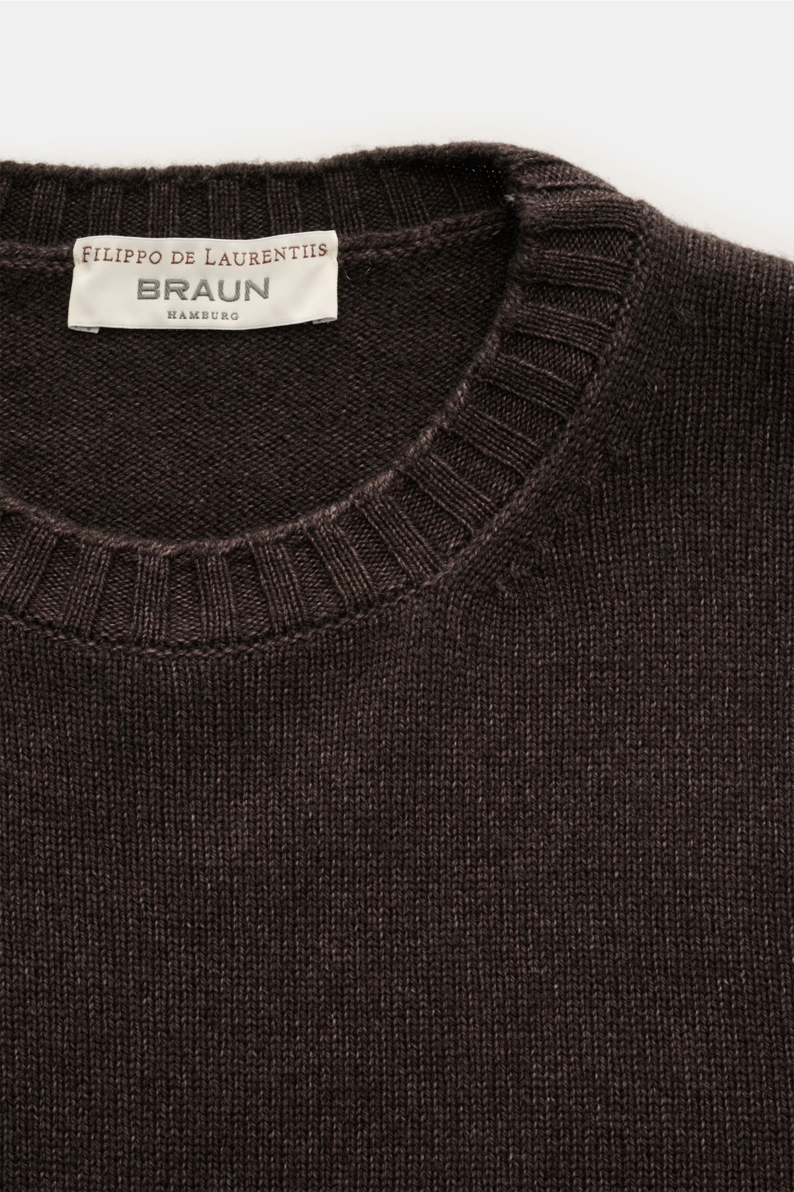 Filippo de Laurentiis Merino Rundhalspullover dunkelbraun meliert, Detailaufnahme von oben, weicher Griff, feines Strickbild, garment dyed.