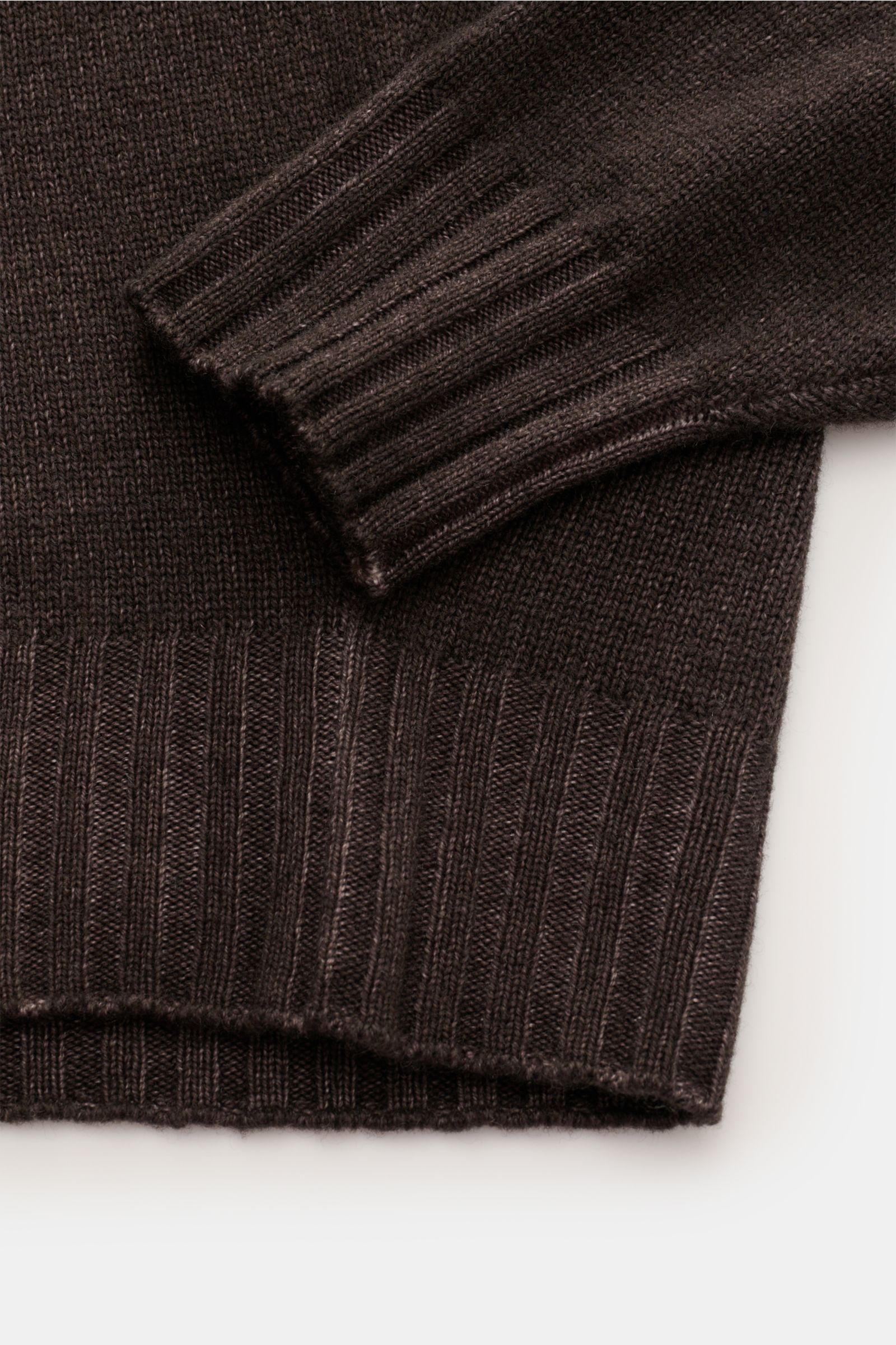 Filigrane Detailaufnahme des Filippo de Laurentiis Merino Rundhalspullover dunkelbraun meliert, zeigt weichen Strick aus Merinowolle und Cashmere mit garment dyed Effekt, feinem Strickbild, Rundhalsausschnitt, Regular Fit und flexiblen Rippbündchen.