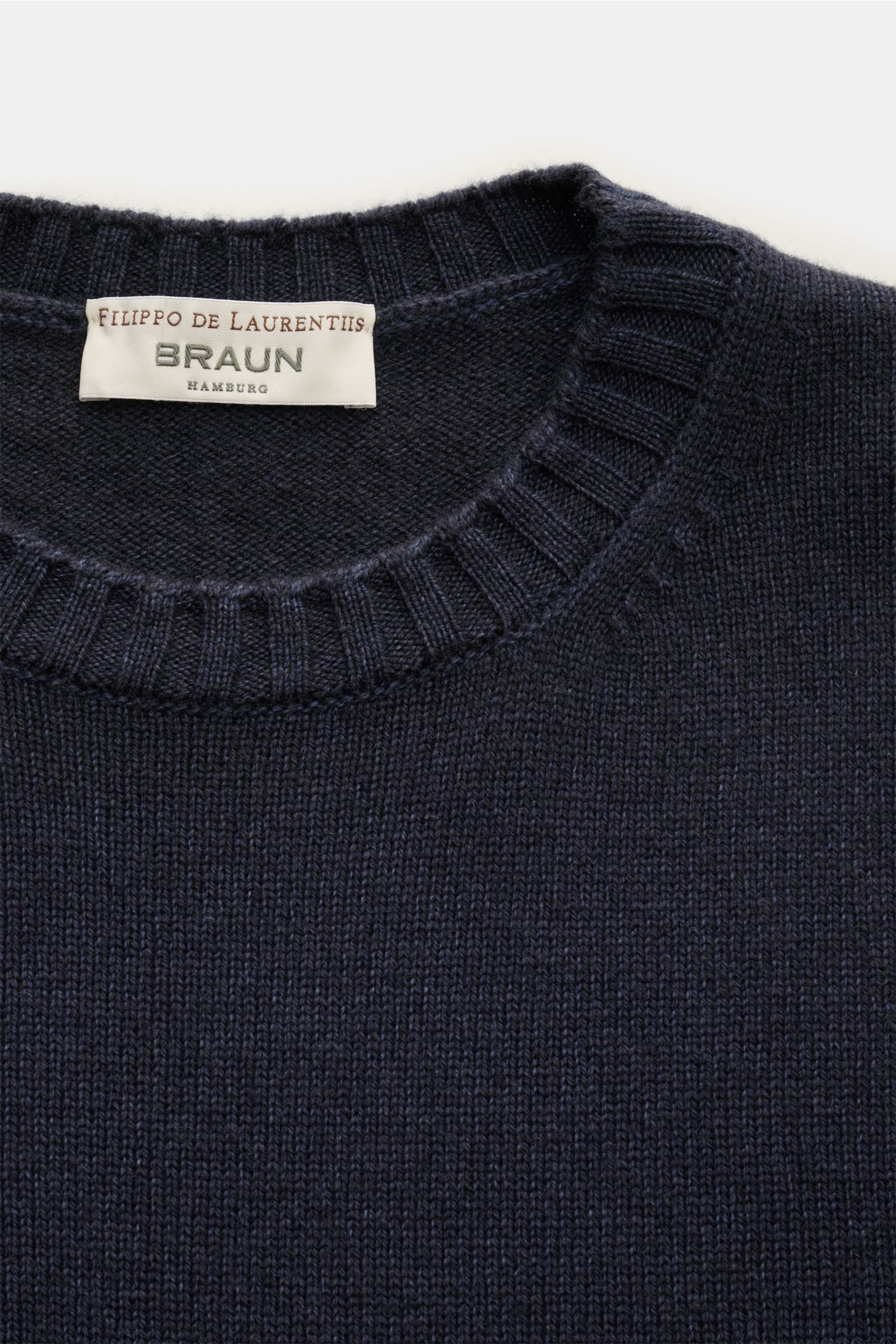 Filippo de Laurentiis Merino Rundhalspullover navy meliert, Nahaufnahme von oben mit Rundhalsausschnitt, weicher Merino-Cashmere-Strick, garment dyed-Effekt.