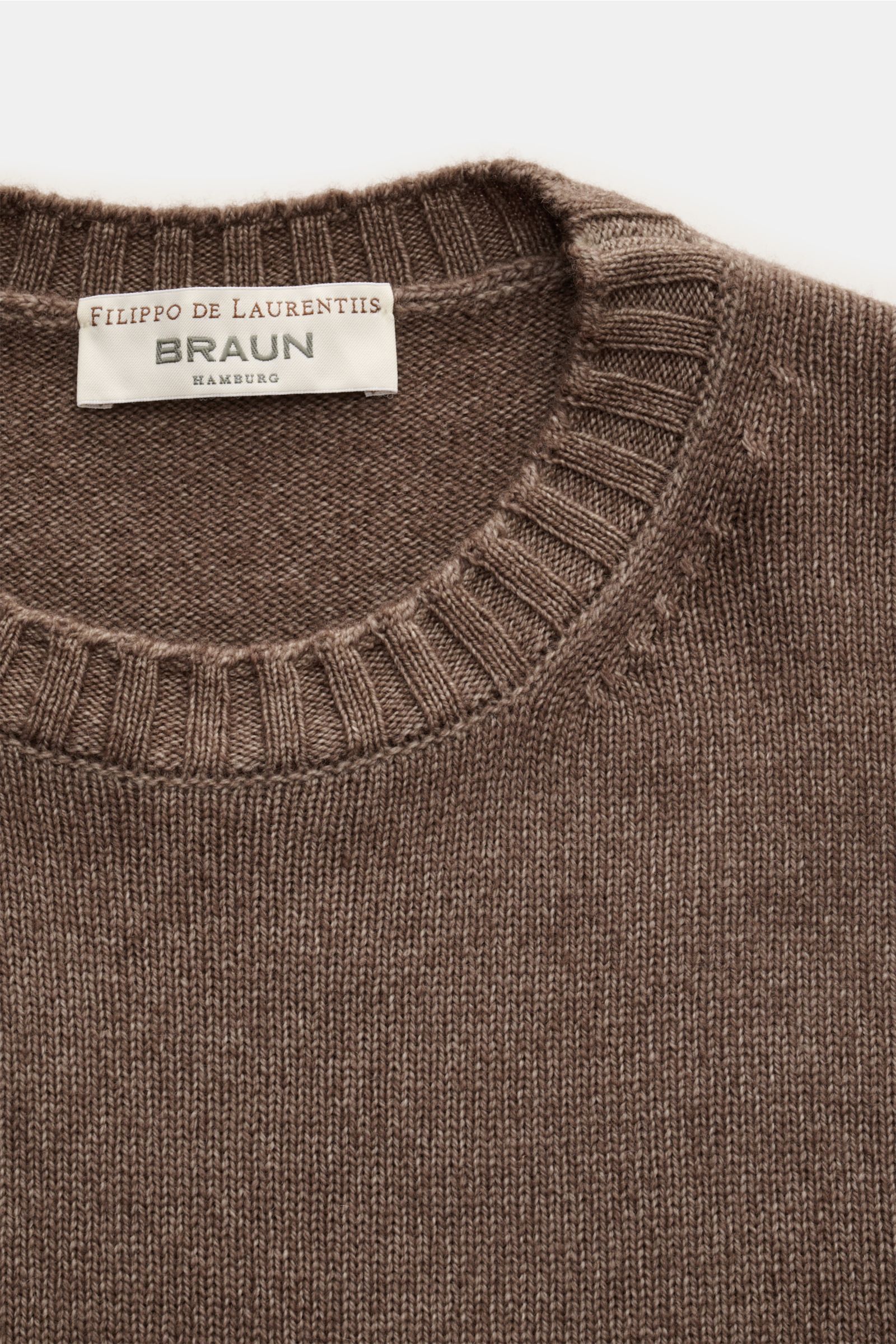 Filippo de Laurentiis Merino Rundhalspullover braun meliert, Detailaufnahme von oben, superfeine Merinowolle, Cashmere, garment dyed, weicher Griff.
