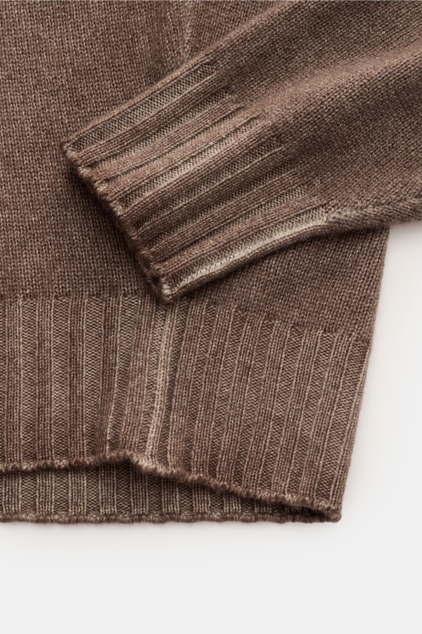 Filippo de Laurentiis Merino Rundhalspullover braun meliert, Detailaufnahme von Ärmel und Bund, feines Strickbild, weicher Griff, garment dyed.