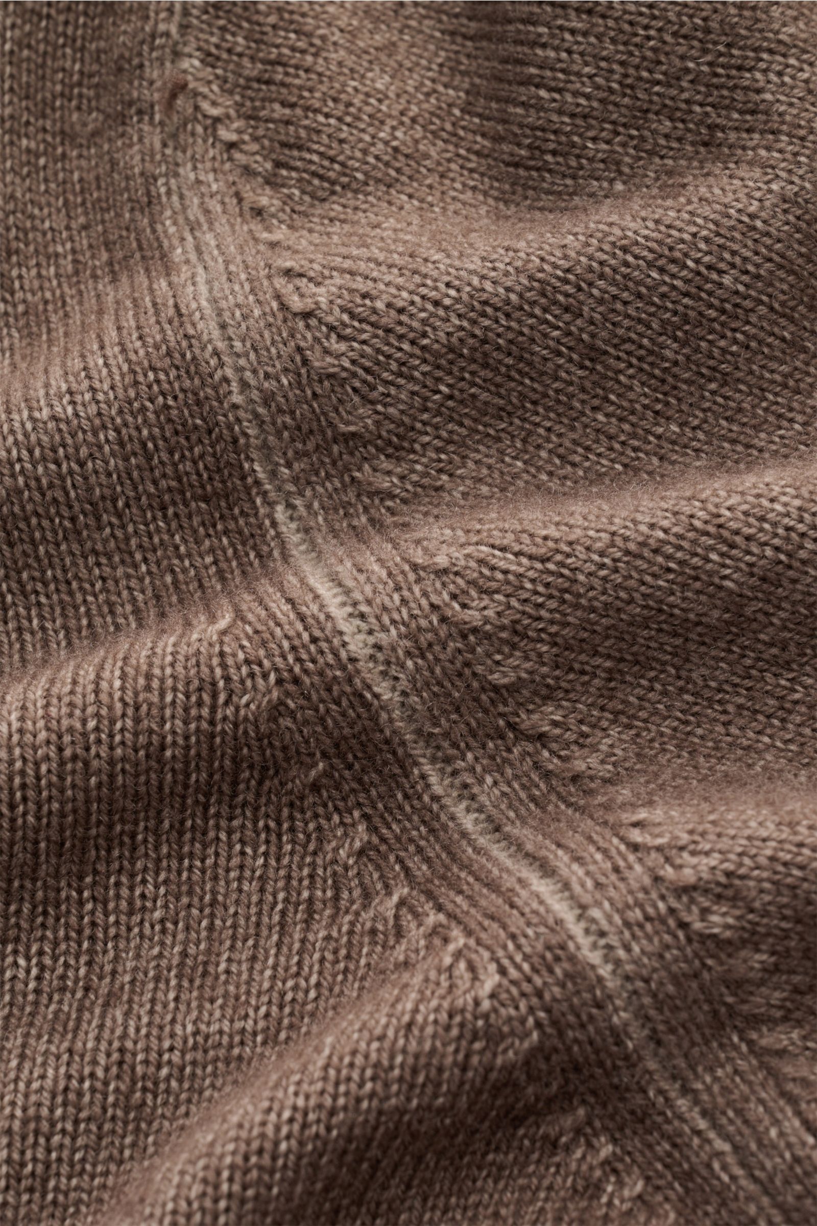 Nahaufnahme des fein gestrickten Filippo de Laurentiis Merino Rundhalspullover braun meliert, mit weichem Griff und garment dyed Vintage-Effekt.