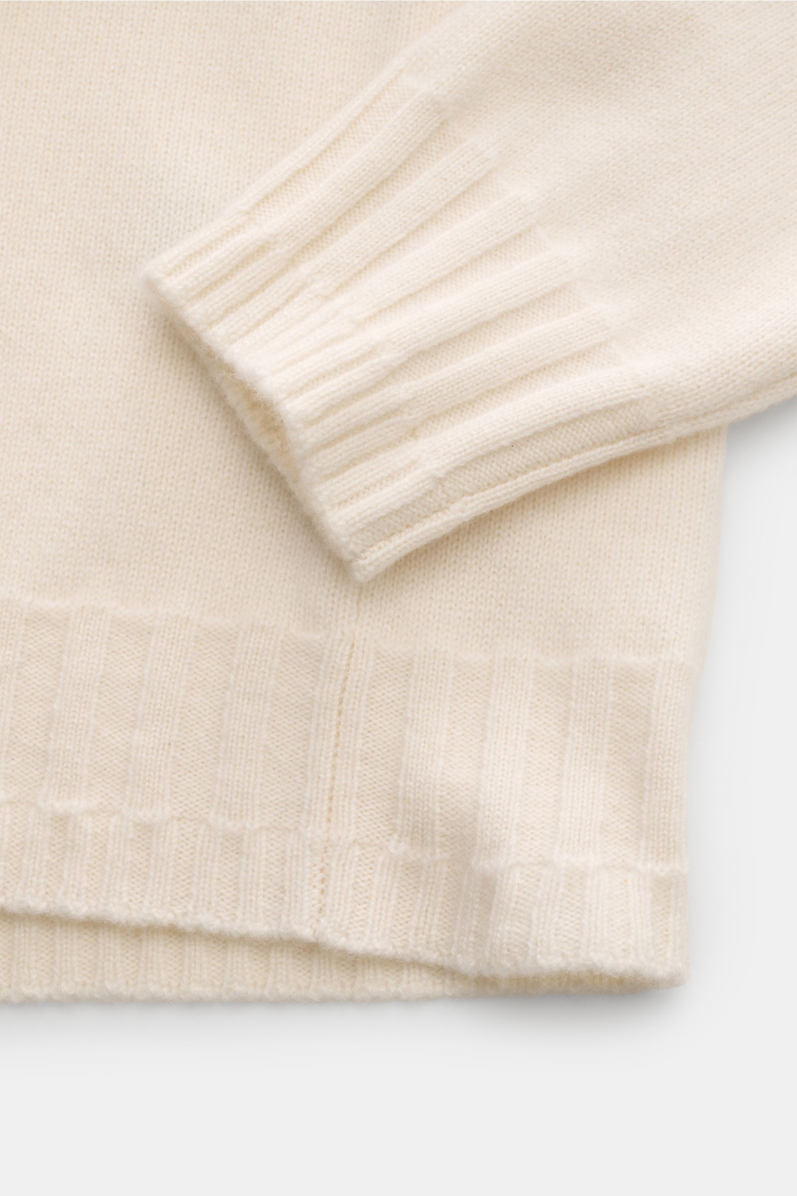 Close-up image of the Lunaria Cashmere Cashmere Rundhalspullover navy showing the sleeve and hem from a top-down perspective, featuring reiner Cashmere, sehr weicher Griff, feines Strickbild, Slim Fit, Rundhalsausschnitt, and flexible Rippbündchen.