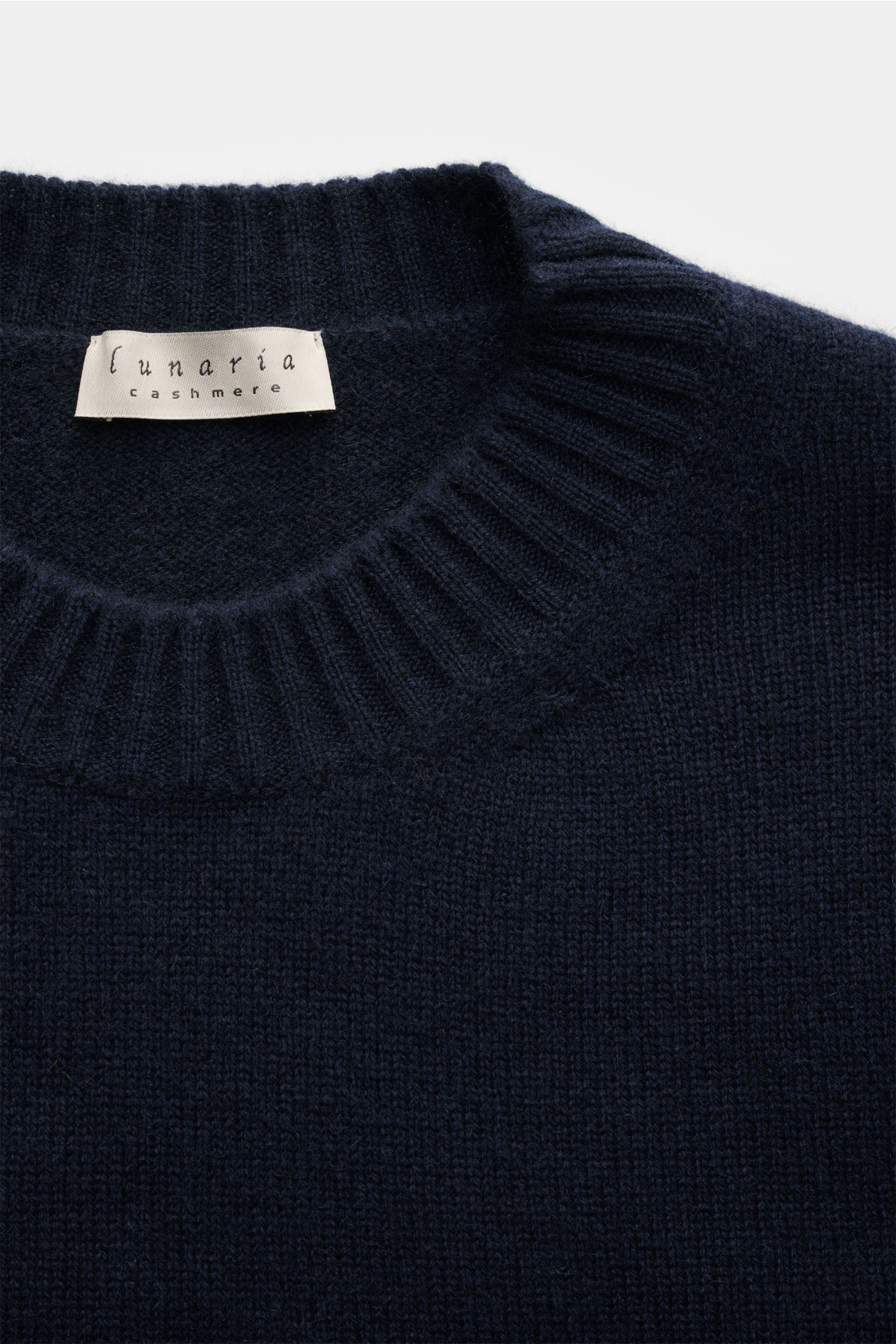 Close-up front view of the Lunaria Cashmere Cashmere Rundhalspullover navy showing reiner Cashmere, very soft feel, fine knit pattern, Slim Fit, round neckline, and flexible ribbed cuffs.