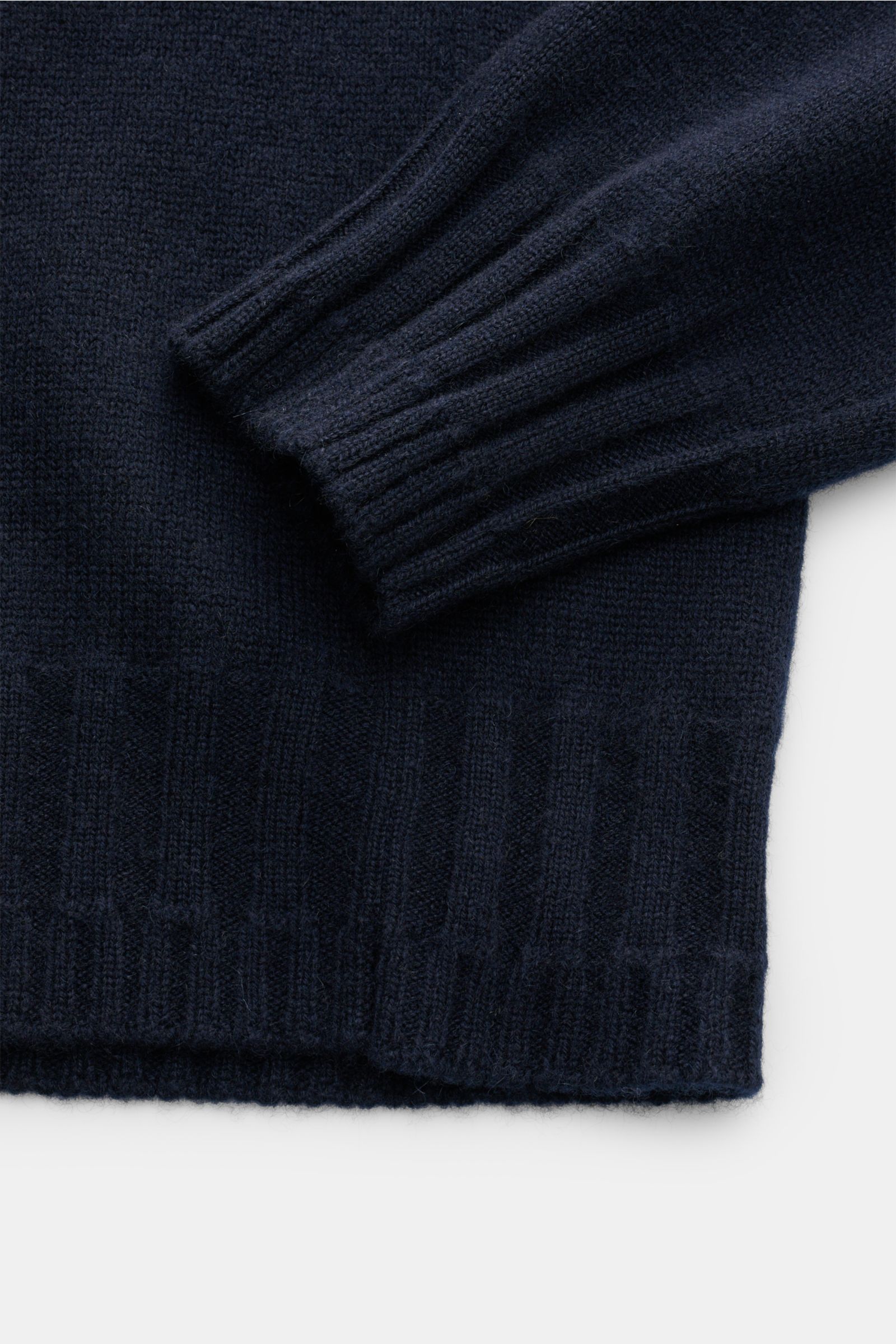 Close-up front view of Lunaria Cashmere Cashmere Rundhalspullover navy showing ribbed cuffs and hem, reiner Cashmere, sehr weicher Griff, feines Strickbild, Slim Fit, Rundhalsausschnitt, flexible Rippbündchen.