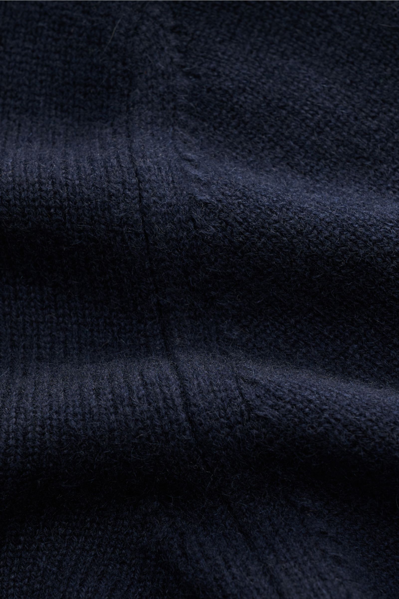 Close-up image of the fabric texture of the Lunaria Cashmere Cashmere Rundhalspullover navy, showing fine knit detail, photographed from a top-down perspective. Features include reiner Cashmere, sehr weicher Griff, feines Strickbild, Slim Fit, Rundhalsaus