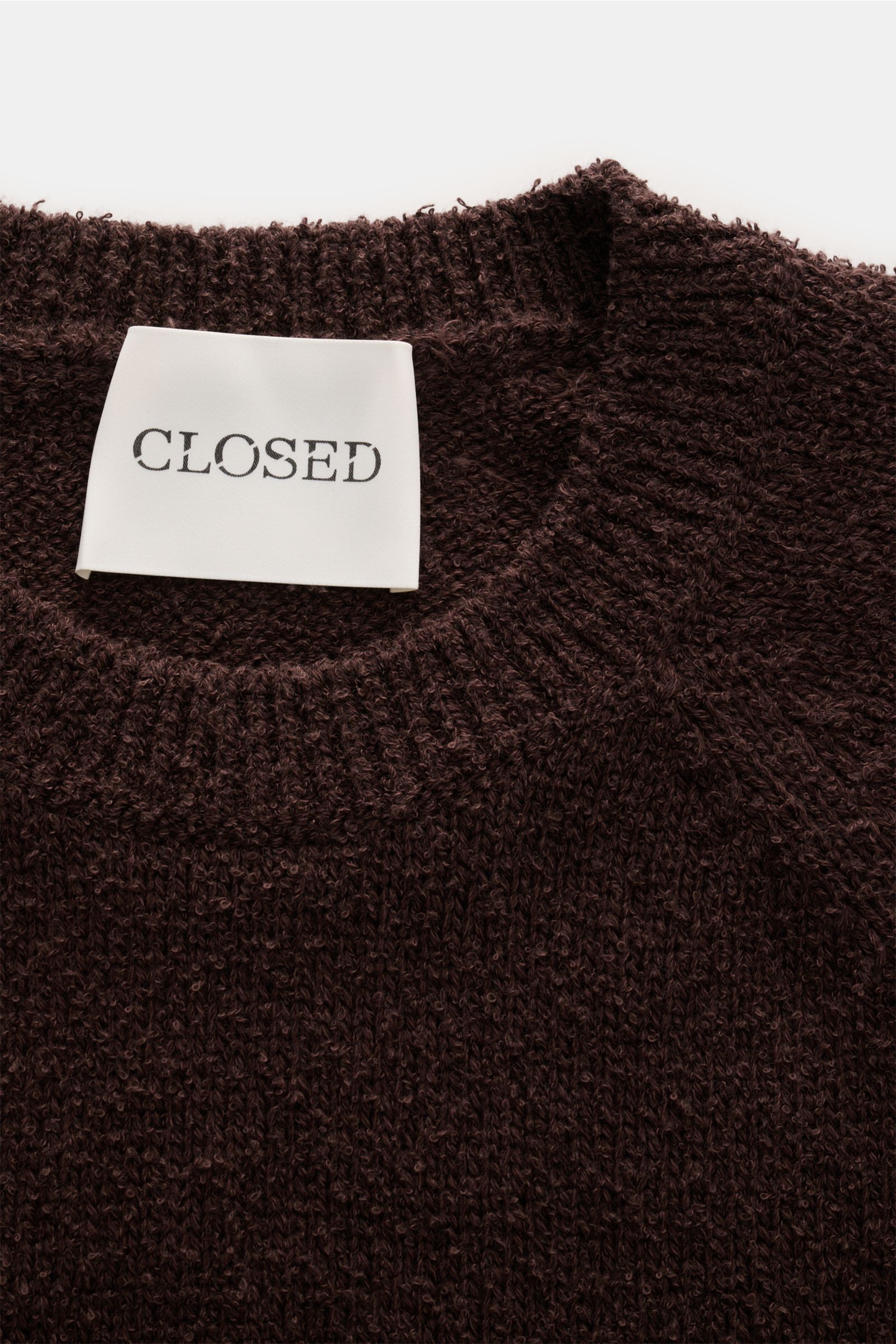 Close-up front view of the Closed Rundhalspullover navy showing a soft boucle knit cotton-wool blend with ribbed crew neckline and label.

Description: Dieser relaxte Pullover aus Baumwoll-Mix mit Wolle in Bouclé-Strick vom Hamburger Label CLOSED ist e