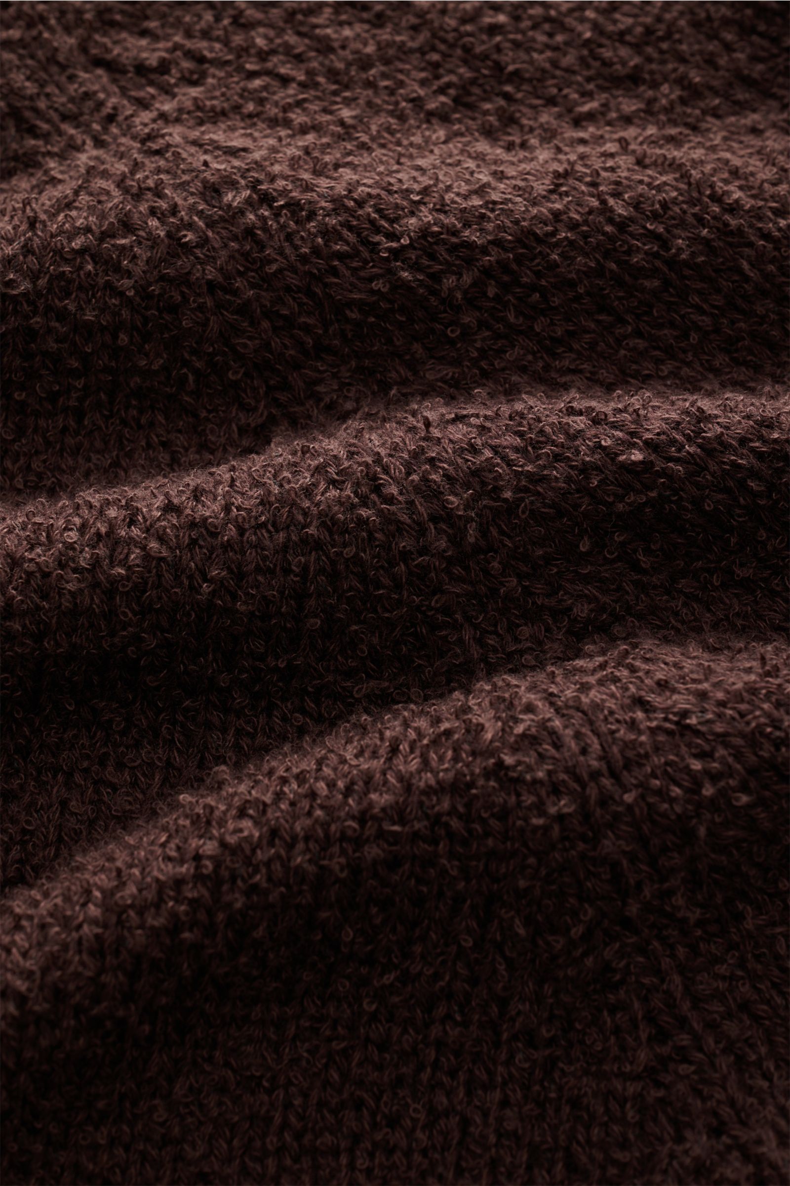 Close-up texture detail of the Closed Rundhalspullover navy, photographed from above, showing soft boucle knit fabric made from a cotton-wool blend.

Dieser relaxte Pullover aus Baumwoll-Mix mit Wolle in Bouclé-Strick vom Hamburger Label CLOSED ist ein