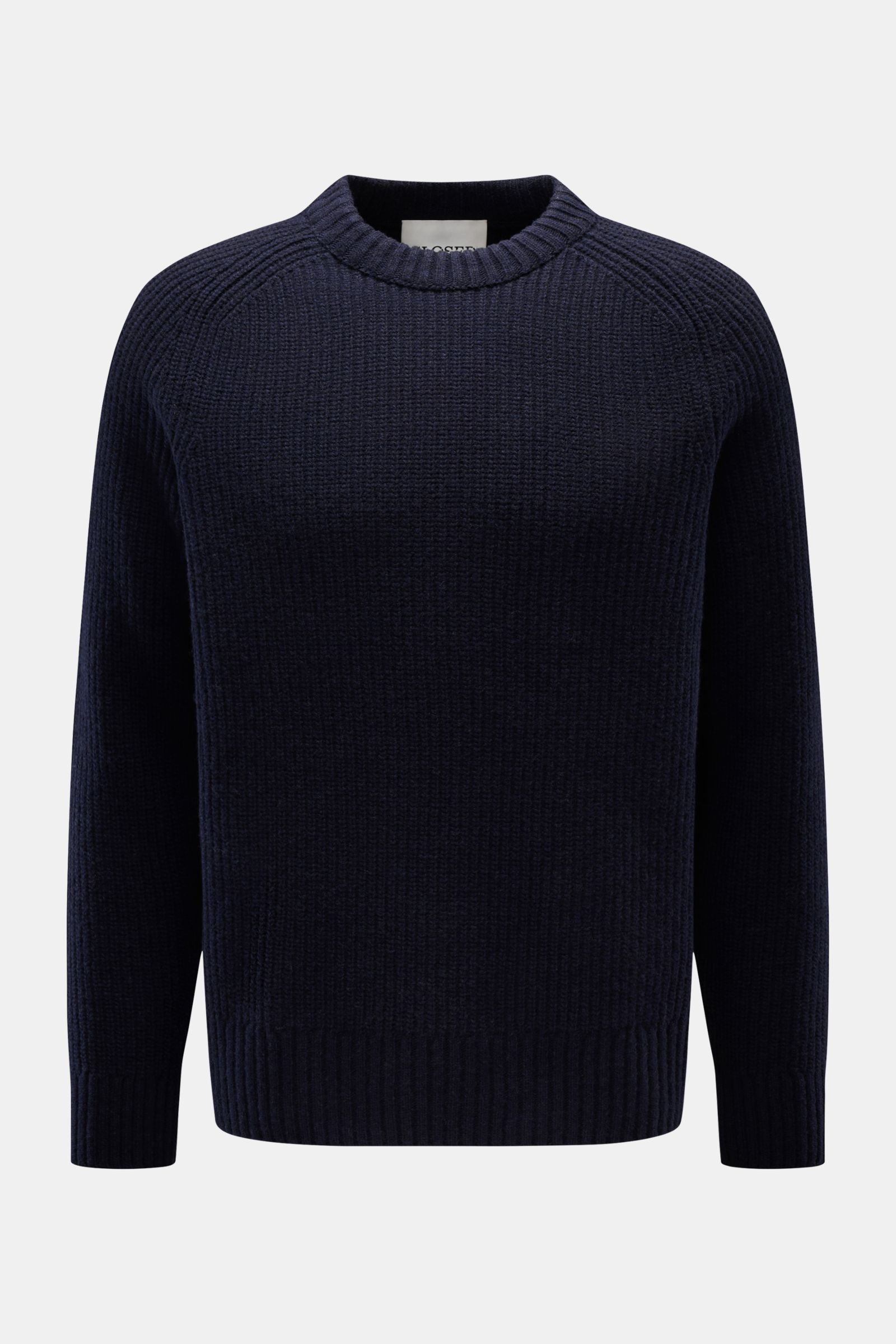 Closed Rundhalspullover navy shown from the front, featuring a slim fit, coarse ribbed knit, round neckline, and comfortable ribbed cuffs in pure wool. 

Wandelbarer Klassiker vom Hamburger Label CLOSED: Reine Wolle, markantes Rippstrick-Design und ein