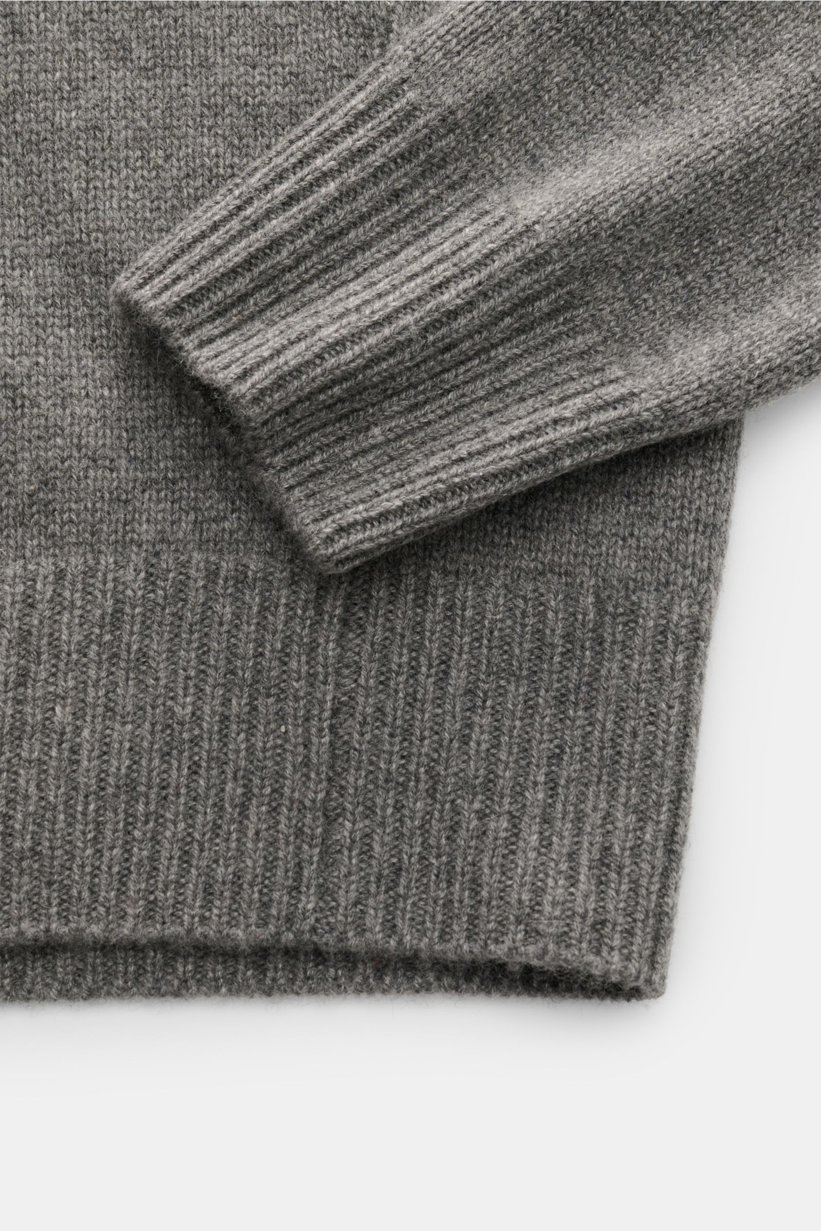 Soft Goat Cashmere Rundhalspullover grau, Detailaufnahme von Ärmel und Saum, nachhaltiger, sehr weicher Cashmere, Slim Fit, Rippbündchen.