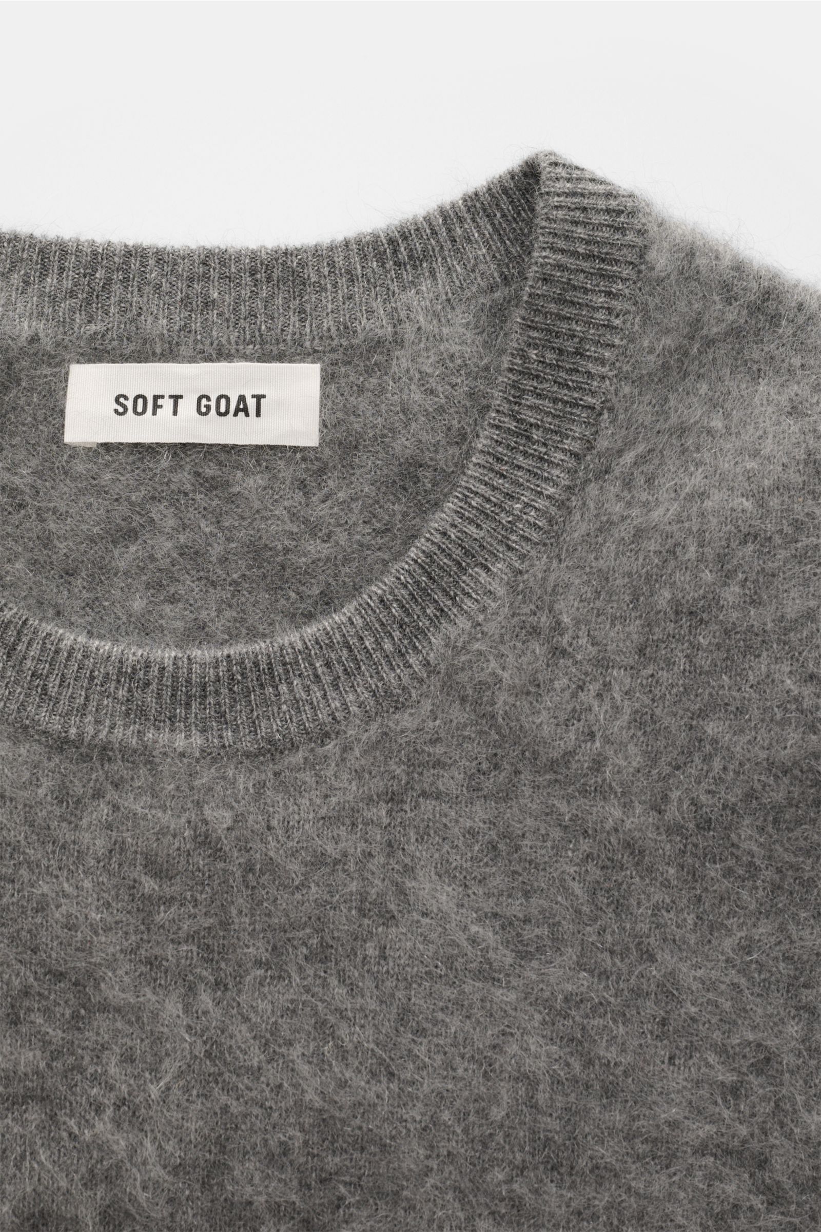 Close-up front view of Soft Goat Cashmere Rundhalspullover grau meliert showing its round neckline and soft, brushed pure cashmere fabric with fine knit and ribbed cuffs, combining everyday luxury and sustainability in a relaxed regular fit.