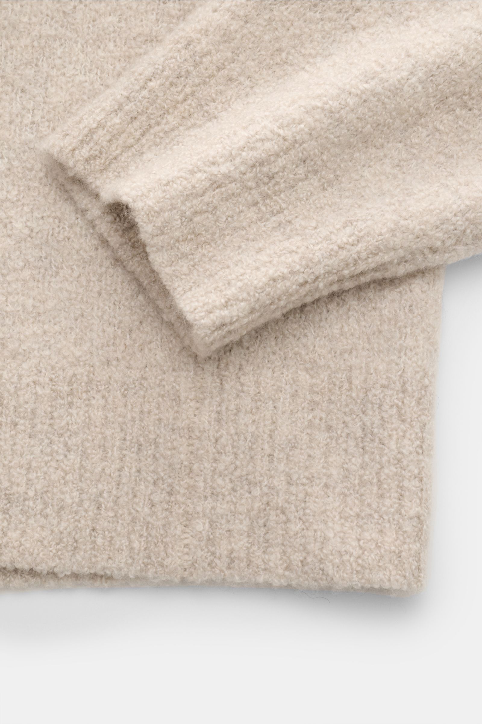 Soft Goat Rundhalspullover sand, Detailfoto von Ärmel und Saum, Boucléstrick, Cashmere-Mix, weicher Griff, Regular Fit, Rundhalsausschnitt.