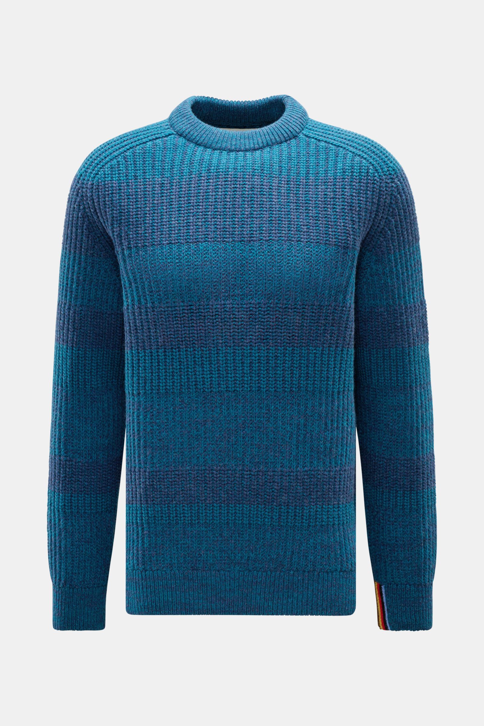 Barbour Rundhalspullover 'Saddle' türkis/dunkelblau gestreift, grober Patentstrick, Slim Fit, Rundhals, Raglanärmel, Paul-Smith-Streifen am Ärmel, frontal fotografiert.