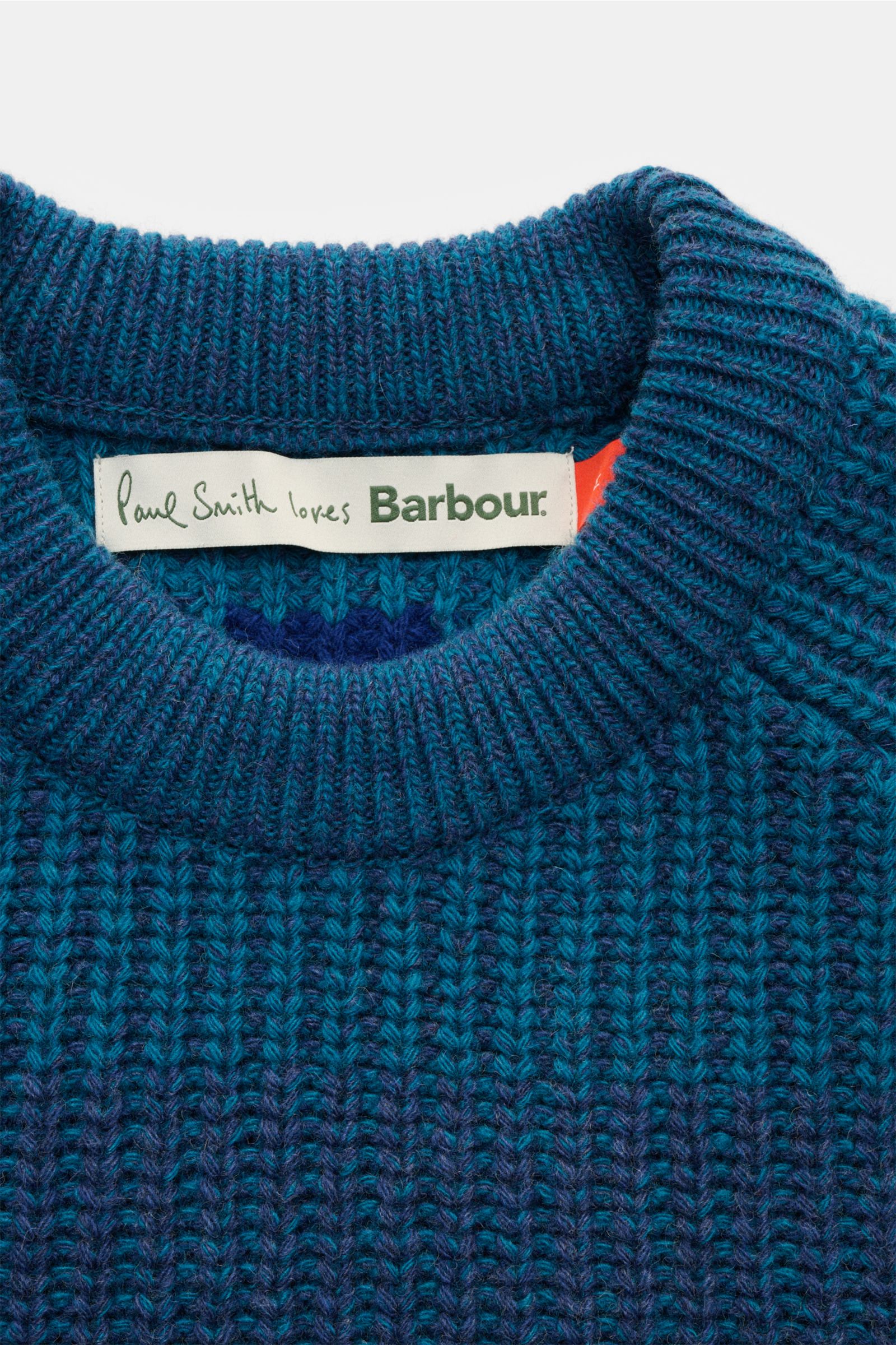 Barbour Rundhalspullover 'Saddle' türkis/dunkelblau gestreift, grobes Patent-Strickmuster, Rundhalsausschnitt, Nahaufnahme von oben.
