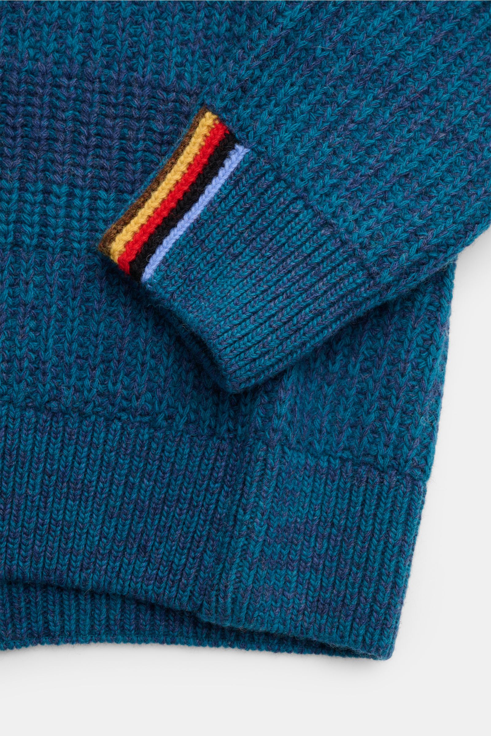 Barbour Rundhalspullover 'Saddle' türkis/dunkelblau gestreift, grobes Patent-Strickmuster, Paul-Smith-Streifen am Ärmel, Detailansicht von oben.