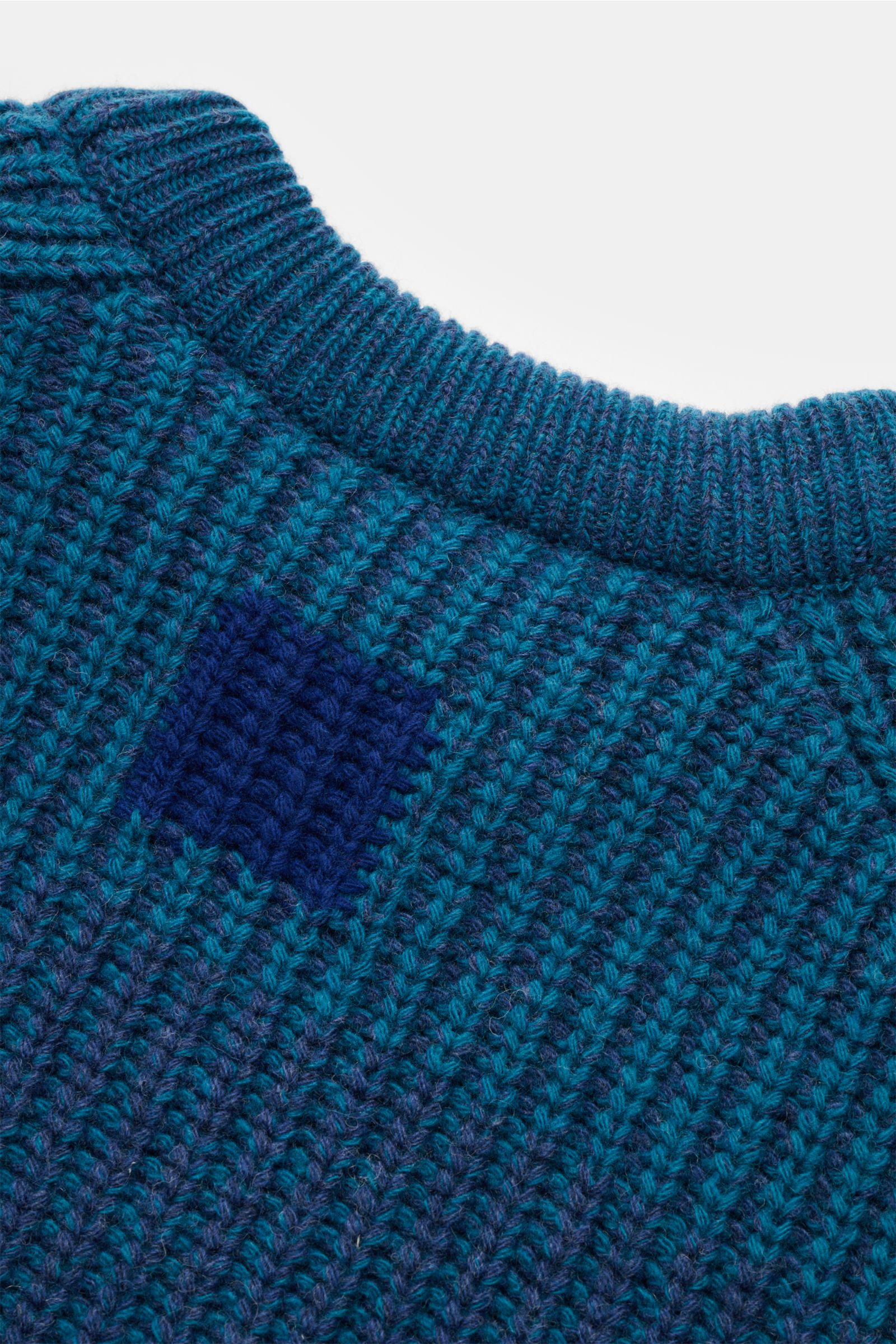 Barbour Rundhalspullover 'Saddle' türkis/dunkelblau gestreift, grobes Patent-Strickmuster, Rundhalsausschnitt, Nahaufnahme von oben.