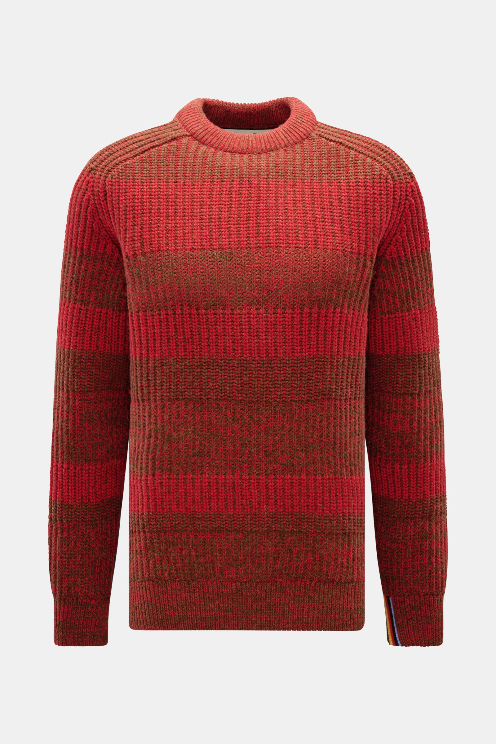 Barbour Rundhalspullover 'Saddle' rot/khaki gestreift shown from the front, knitted from pure wool with a chunky ribbed pattern, slim fit, raglan sleeves, round neckline, and Paul Smith striped cuff detail. PAUL SMITH LOVES BARBOUR präsentiert im Rahme