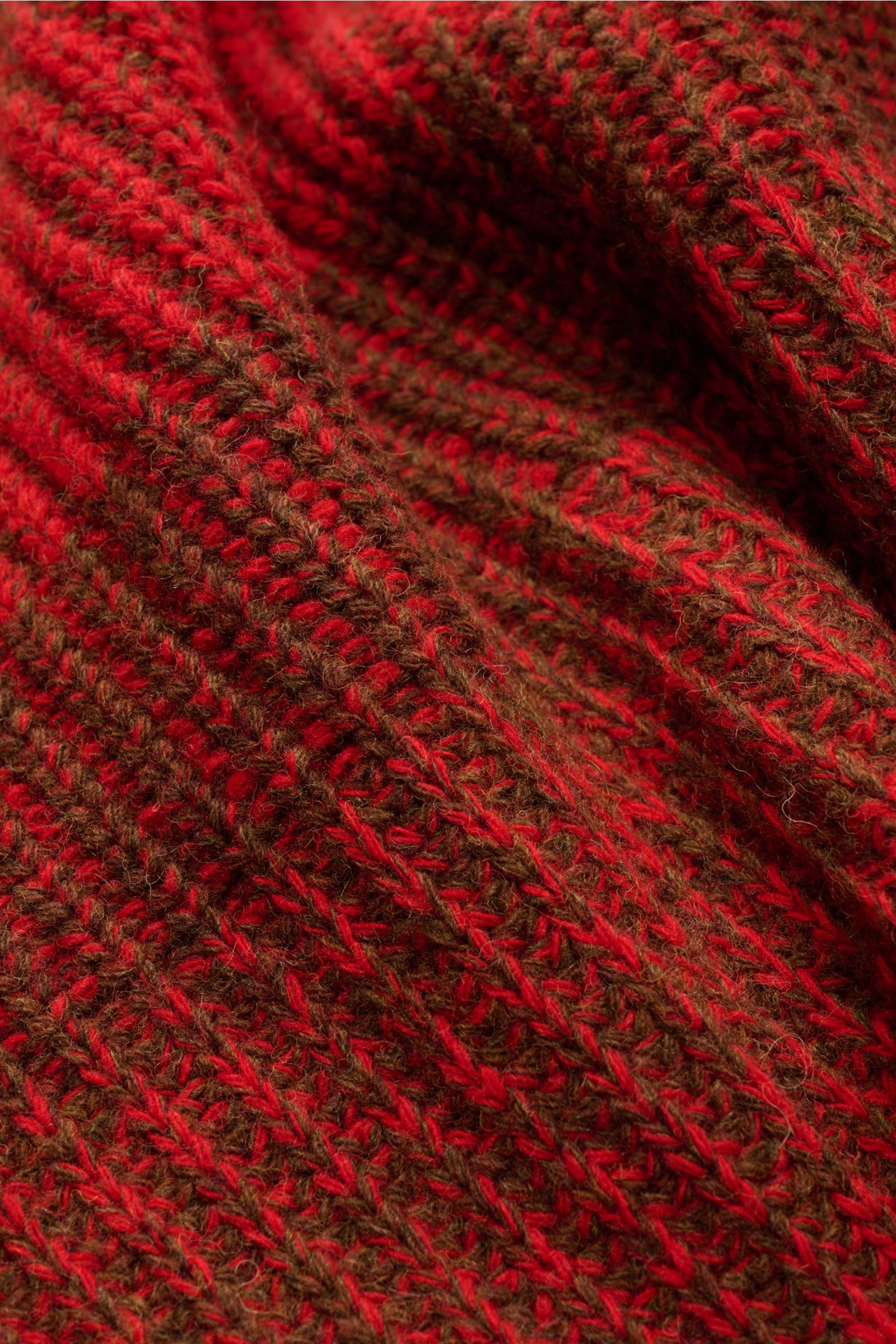 Close-up view of the Barbour Rundhalspullover 'Saddle' rot/khaki gestreift showing its thick patent knit pattern in red and khaki wool with a soft, voluminous texture. PAUL SMITH LOVES BARBOUR präsentiert im Rahmen einer exklusiven Kooperation den Pull