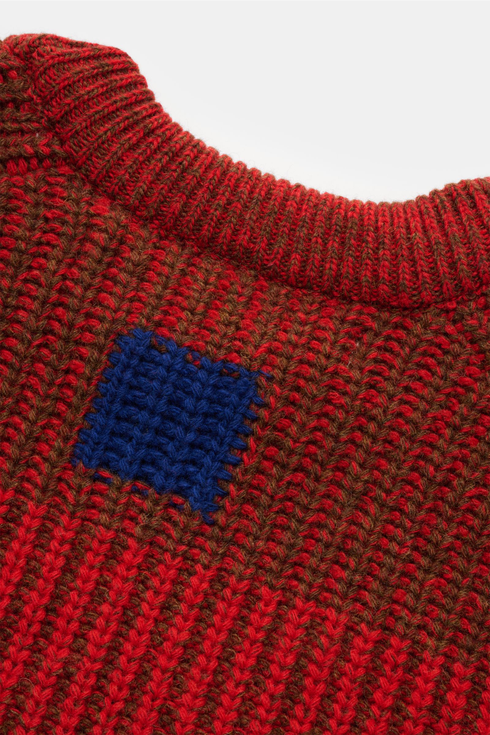 Close-up front view of Barbour Rundhalspullover 'Saddle' rot/khaki gestreift with ribbed round neckline and blue contrast intarsia, showcasing thick wool knit pattern.

Description: PAUL SMITH LOVES BARBOUR präsentiert im Rahmen einer exklusiven Kooperati