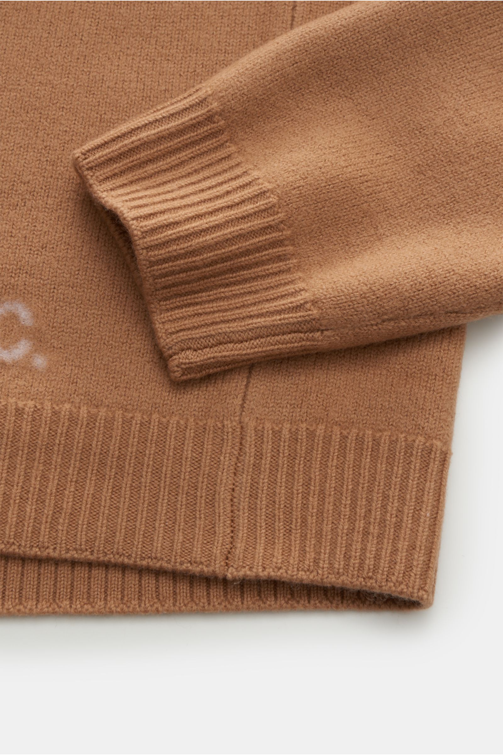 A.P.C. Rundhalspullover 'Edward' camel, Nahaufnahme von Ärmel und Bund, reine Wolle, weicher Griff, mittelfeines Strickbild, Slim Fit, flexible Rippbündchen, dezentes Logo.