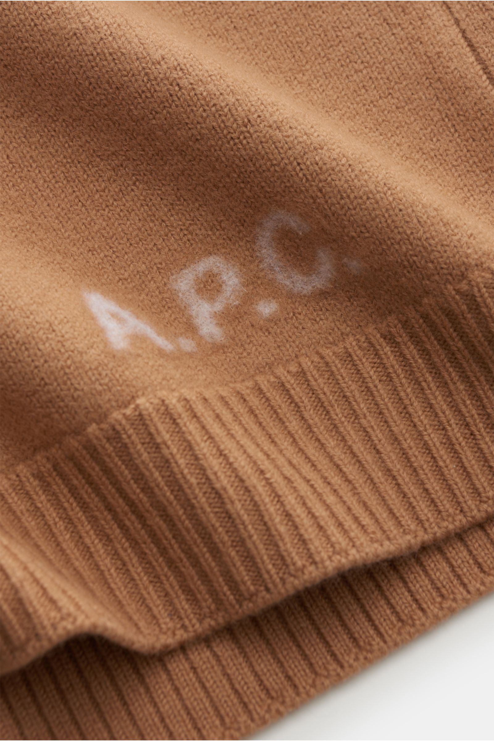 A.P.C. Rundhalspullover 'Edward' camel aus reiner Wolle mit weichem Griff, mittelfeinem Strickbild, Slim Fit, flexiblen Rippbündchen, dezentes Logo, Nahaufnahme.