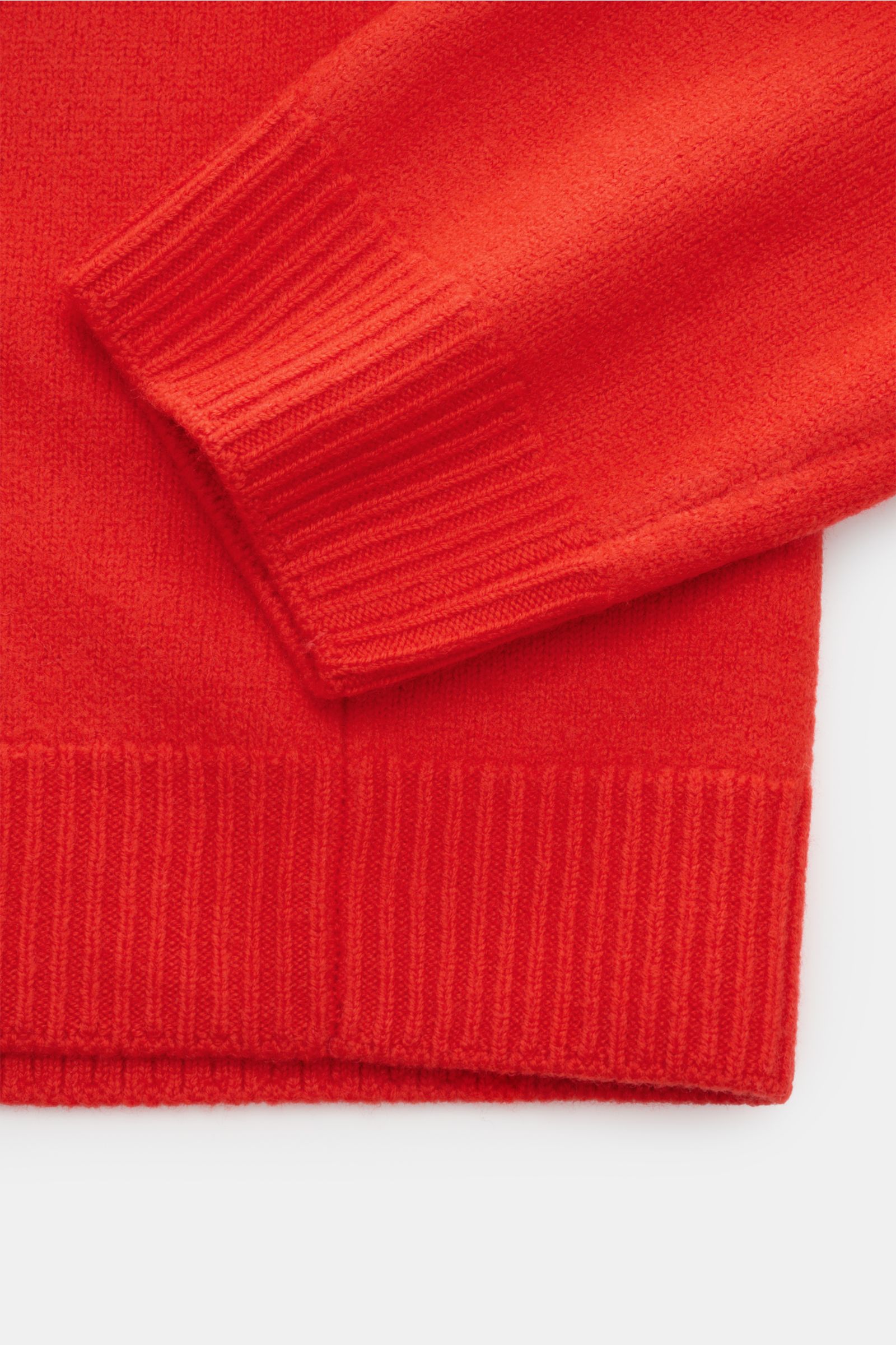 Close-up front view of A.P.C. Rundhalspullover 'Edward' hellrot in bright red showing sleeve and hem ribbed cuffs, made of reine Schurwolle, gewalkte Qualität, weicher kompakter Griff, mittelfeines Strickbild, Slim Fit, flexible Rippbündchen, with logo on