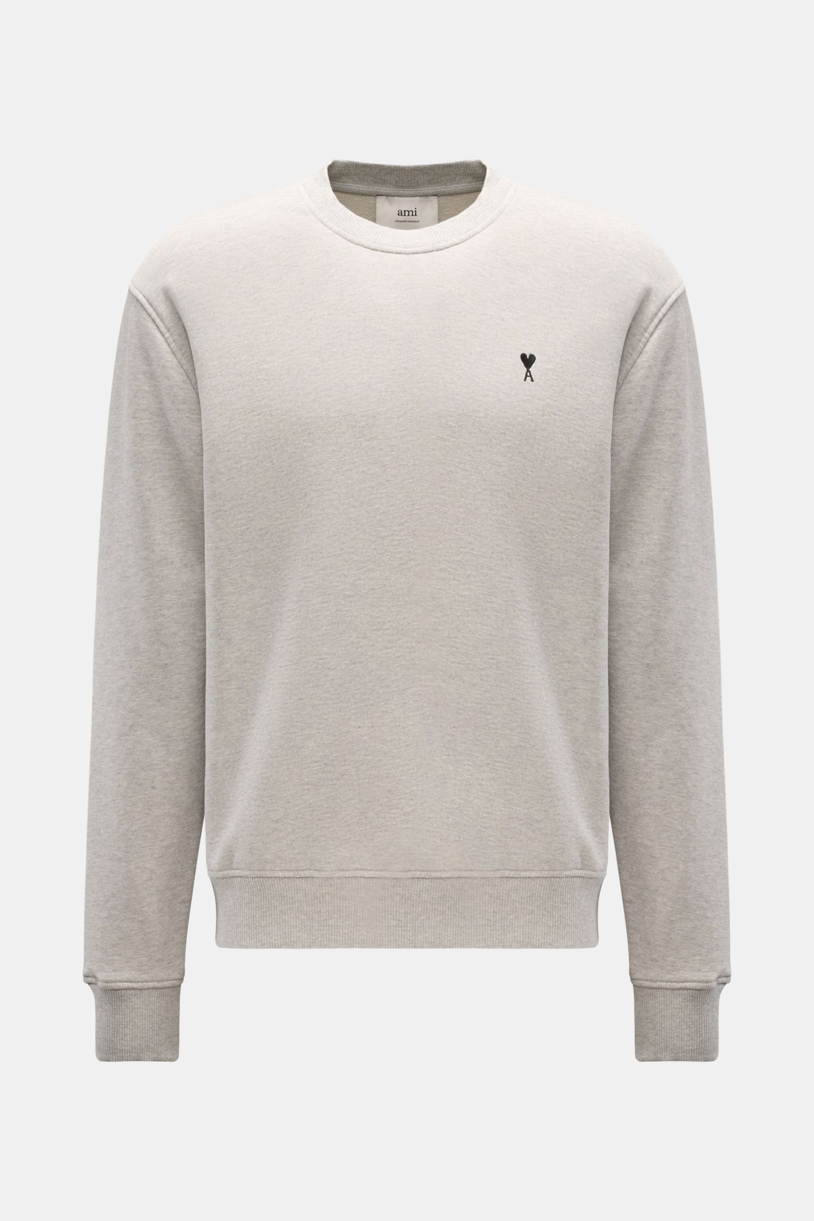 Ami Paris Rundhals-Sweatshirt hellgrau meliert, frontal fotografiert, mit Herz-Stitching auf der Brust, Baumwolle, leichter Stretch, Unisex, Oversized Fit.
