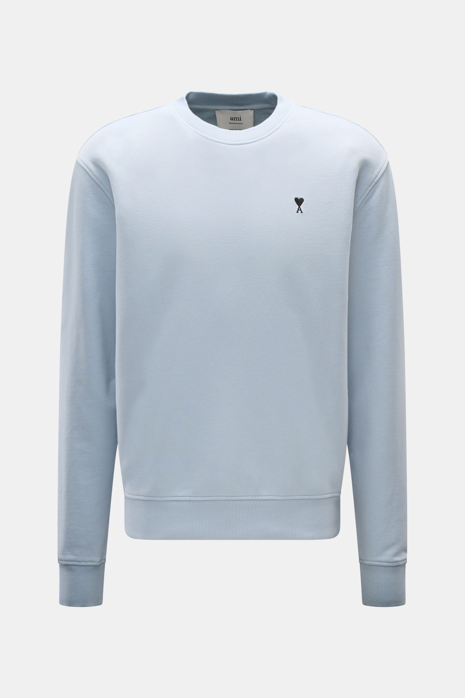 Ami Paris Rundhals-Sweatshirt hellblau shown from the front, featuring a light blue cotton fabric with a subtle heart-stitching on the chest. Ein dezentes Herz-Stitching auf der Brust wertet dieses Basic-Sweatshirt aus Baumwolle vom französischen Label