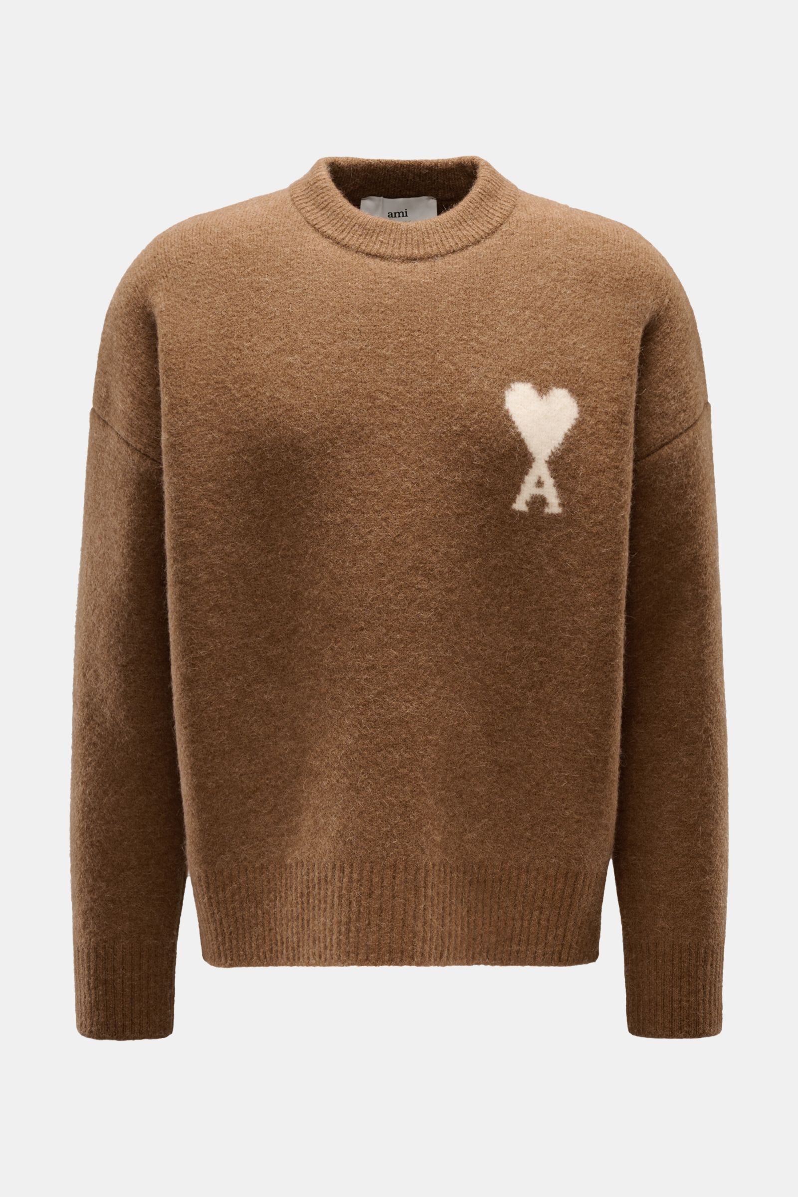 Ami Paris Rundhalspullover hellbraun frontal fotografiert, legerer Luxus aus Alpaka-Woll-Mischung mit großem Herz-Logo, rundem Halsausschnitt, breiten Rippbündchen, oversized Fit, weicher Griff.