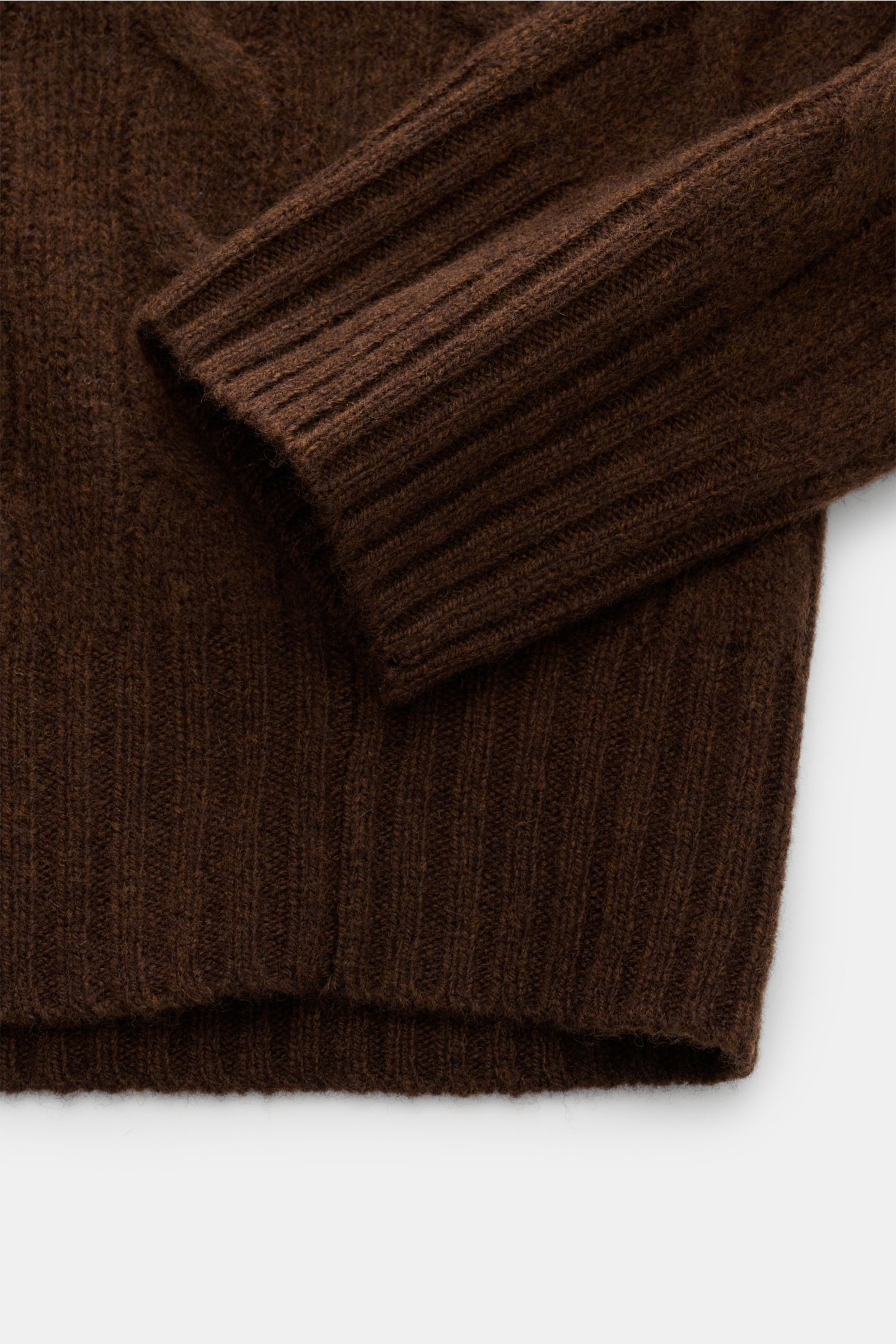 Nahaufnahme eines braunen Polo Ralph Lauren Rundhalspullovers aus Wolle und Cashmere, zeigt weiches Zopfmuster, Rippbündchen und feines Strickbild.