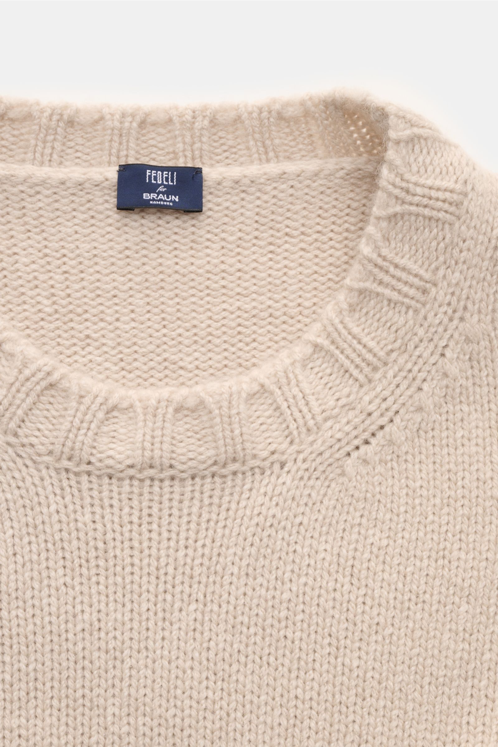 Close-up front view of Fedeli Cashmere Rundhalspullover 'Argentina' sand, showing round neckline and ribbed cuffs, made of pure, soft cashmere with medium-knit texture and regular fit for highest comfort. Der luxuriöse Rundhalspullover 'Argentina' aus 
