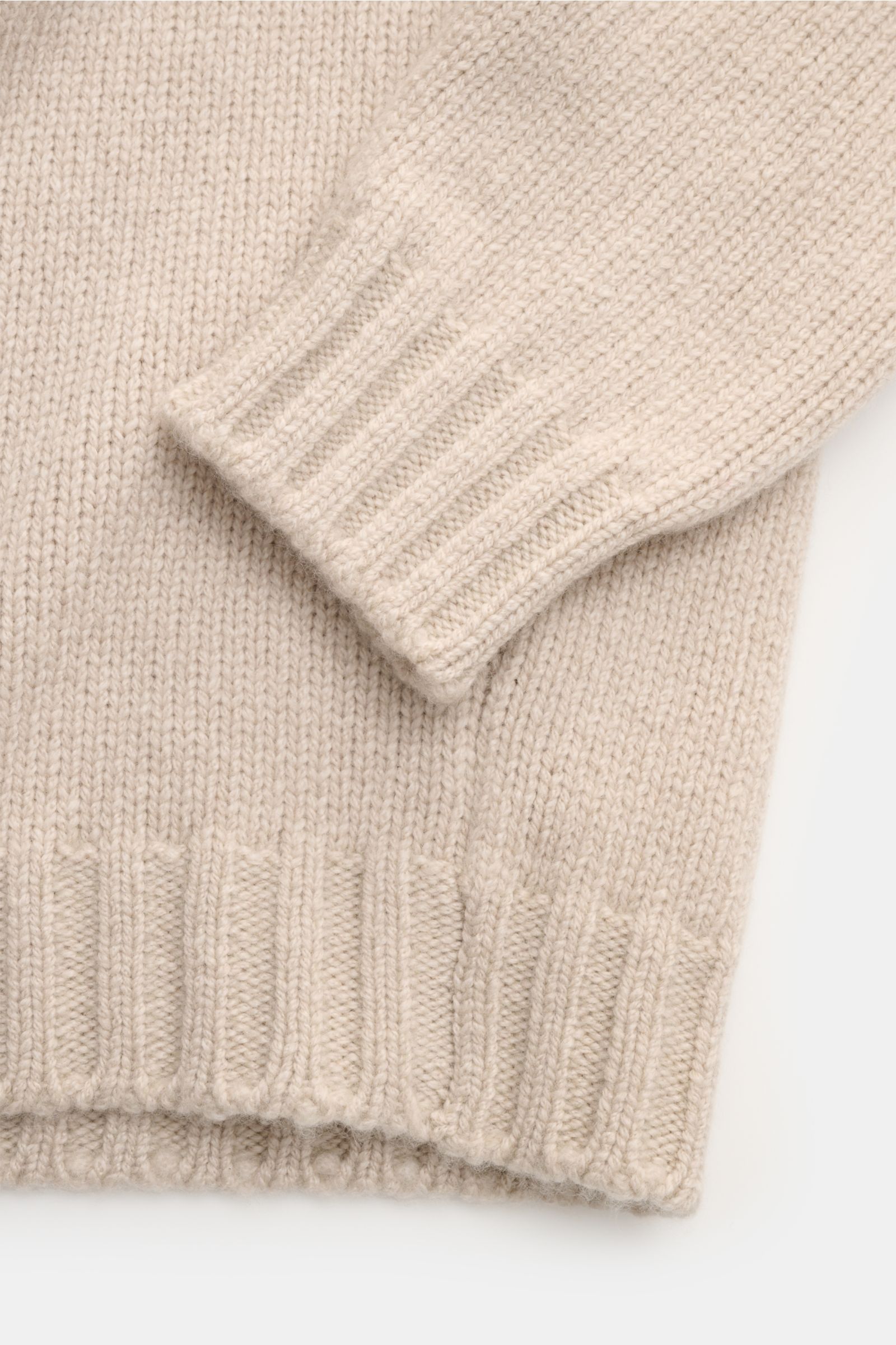 Close-up top view of the Fedeli Cashmere Rundhalspullover 'Argentina' sand showing medium-knit texture, ribbed cuffs, and hem.

Description:
Der luxuriöse Rundhalspullover 'Argentina' aus reinem, angenehm wärmendem Cashmere vom Knitwear-Label FEDELI li