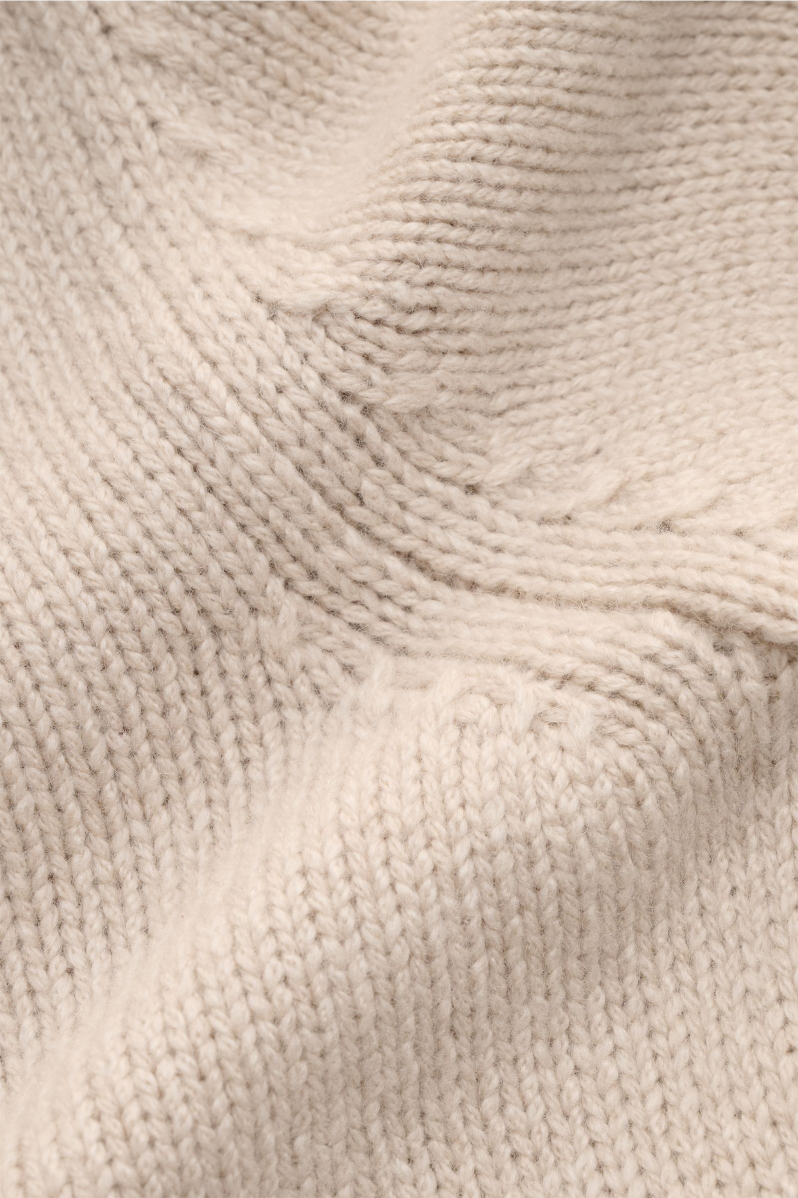 Close-up view of the Fedeli Cashmere Rundhalspullover 'Argentina' sand, showcasing its soft, medium-knit texture and flexible ribbed cuffs in a warm sand color. Der luxuriöse Rundhalspullover 'Argentina' aus reinem, angenehm wärmendem Cashmere vom Knit