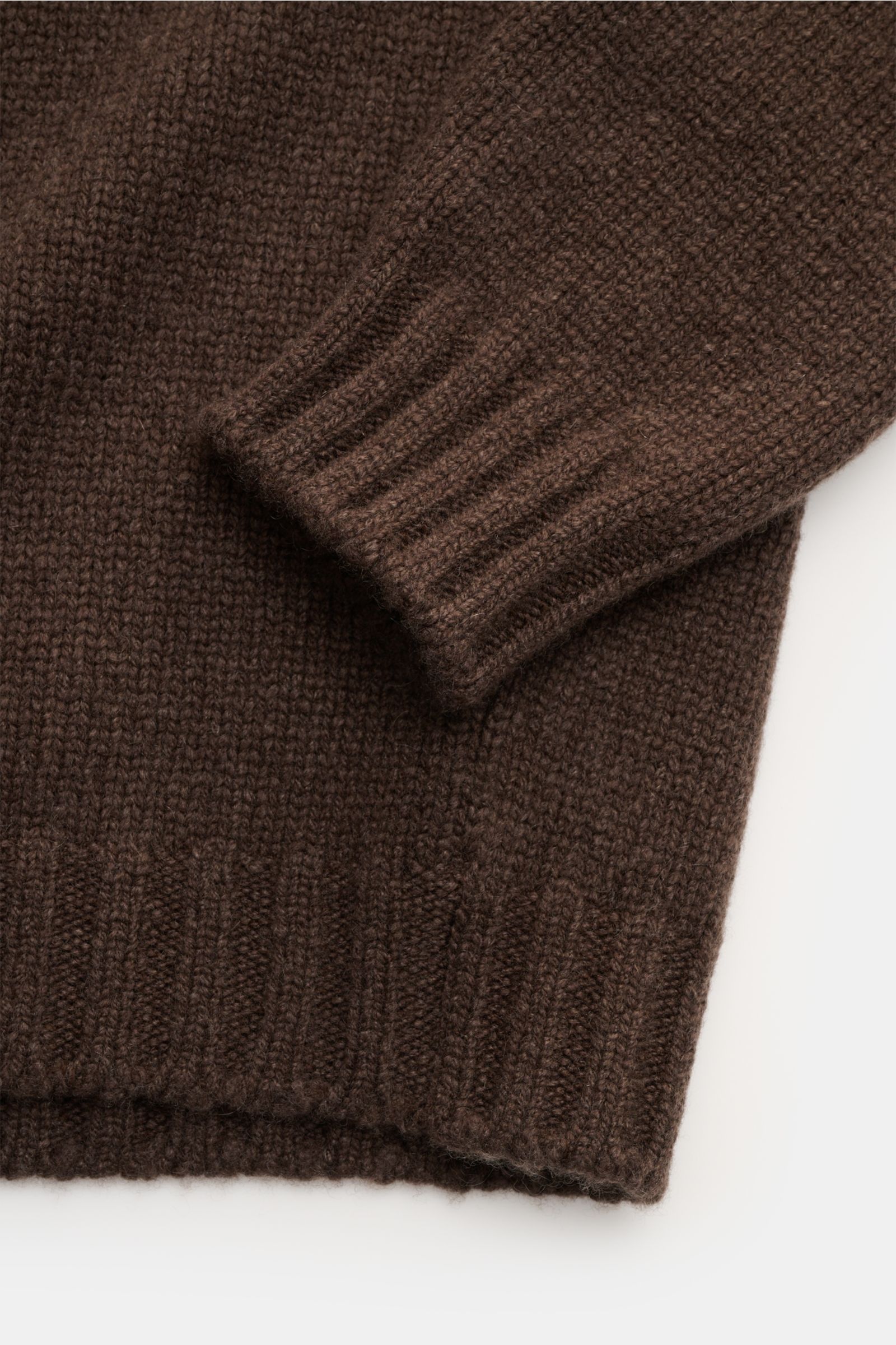Nahaufnahme des dunkelbraunen Fedeli Cashmere Rundhalspullover 'Argentina' von oben, zeigt mittelgrobes Strickbild, weiche Haptik, Regular Fit, Rundhalsausschnitt und flexible Rippbündchen.