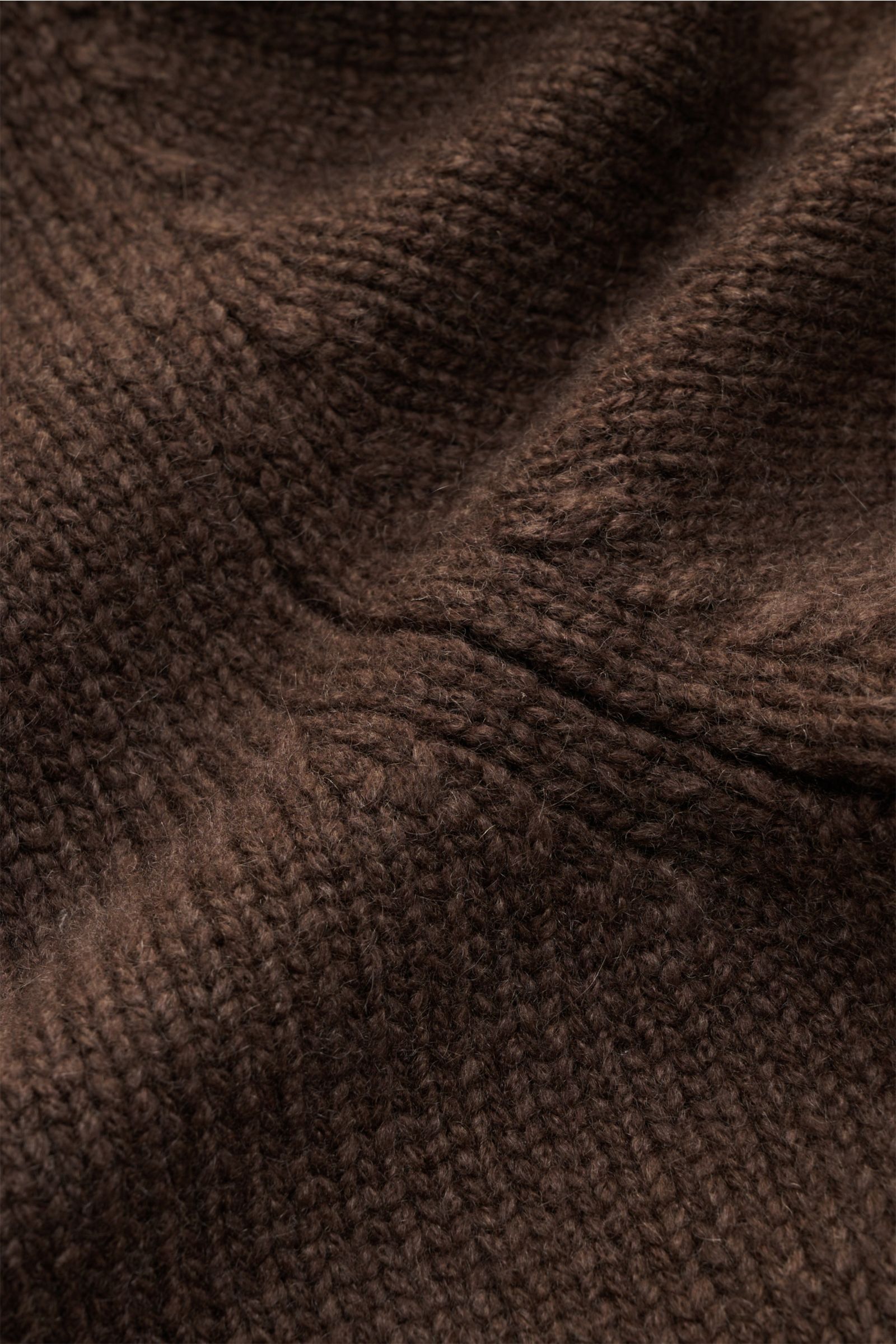 Fedeli Cashmere Rundhalspullover 'Argentina' dunkelbraun, Detailaufnahme des mittelgroben Strickbilds aus purem, weichem Cashmere.