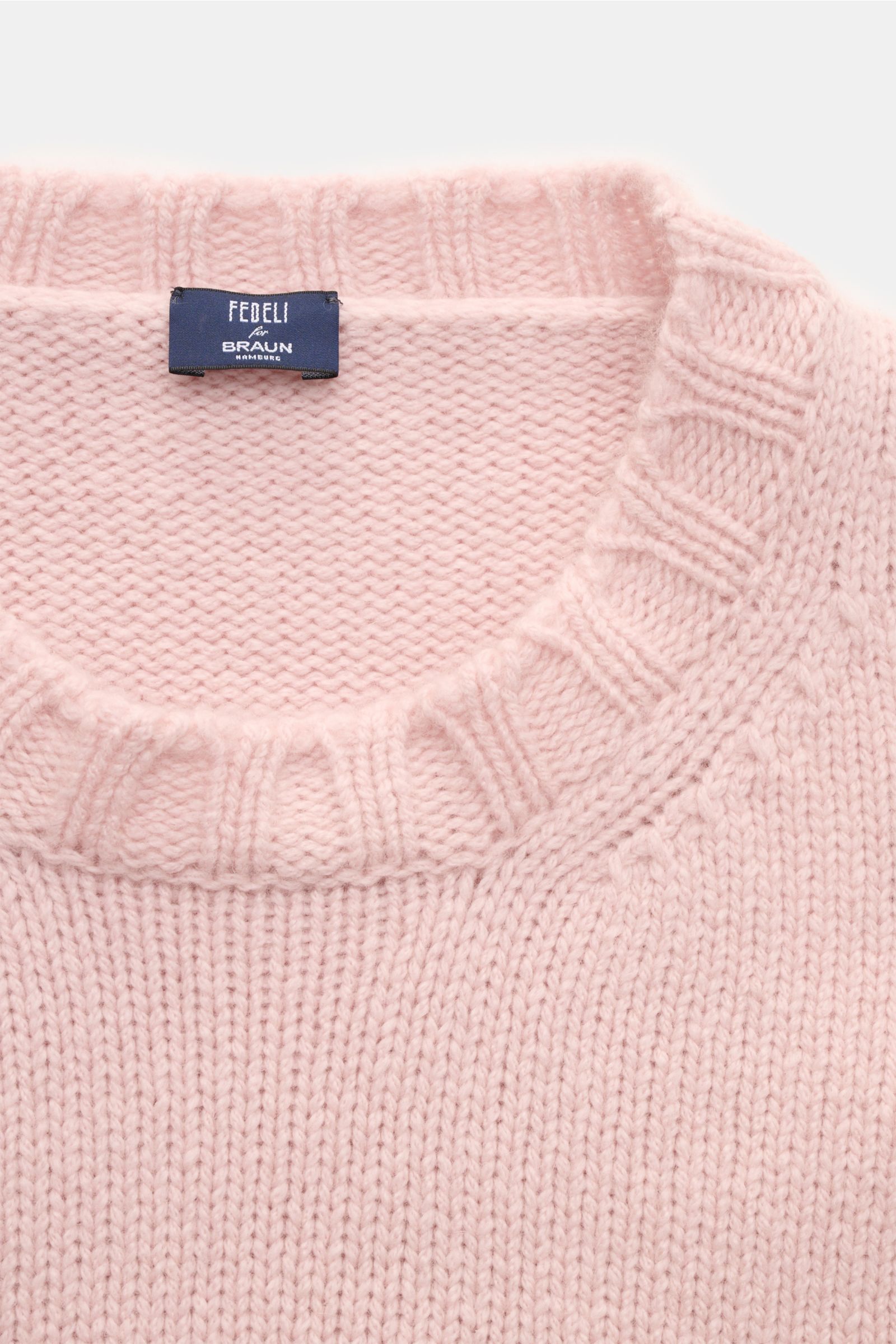 Fedeli Cashmere Rundhalspullover 'Argentina' rosé in Nahaufnahme von oben, reiner Cashmere, weicher Griff, mittelgrobes Strickbild, Regular Fit, Rundhalsausschnitt, flexible Rippbündchen.