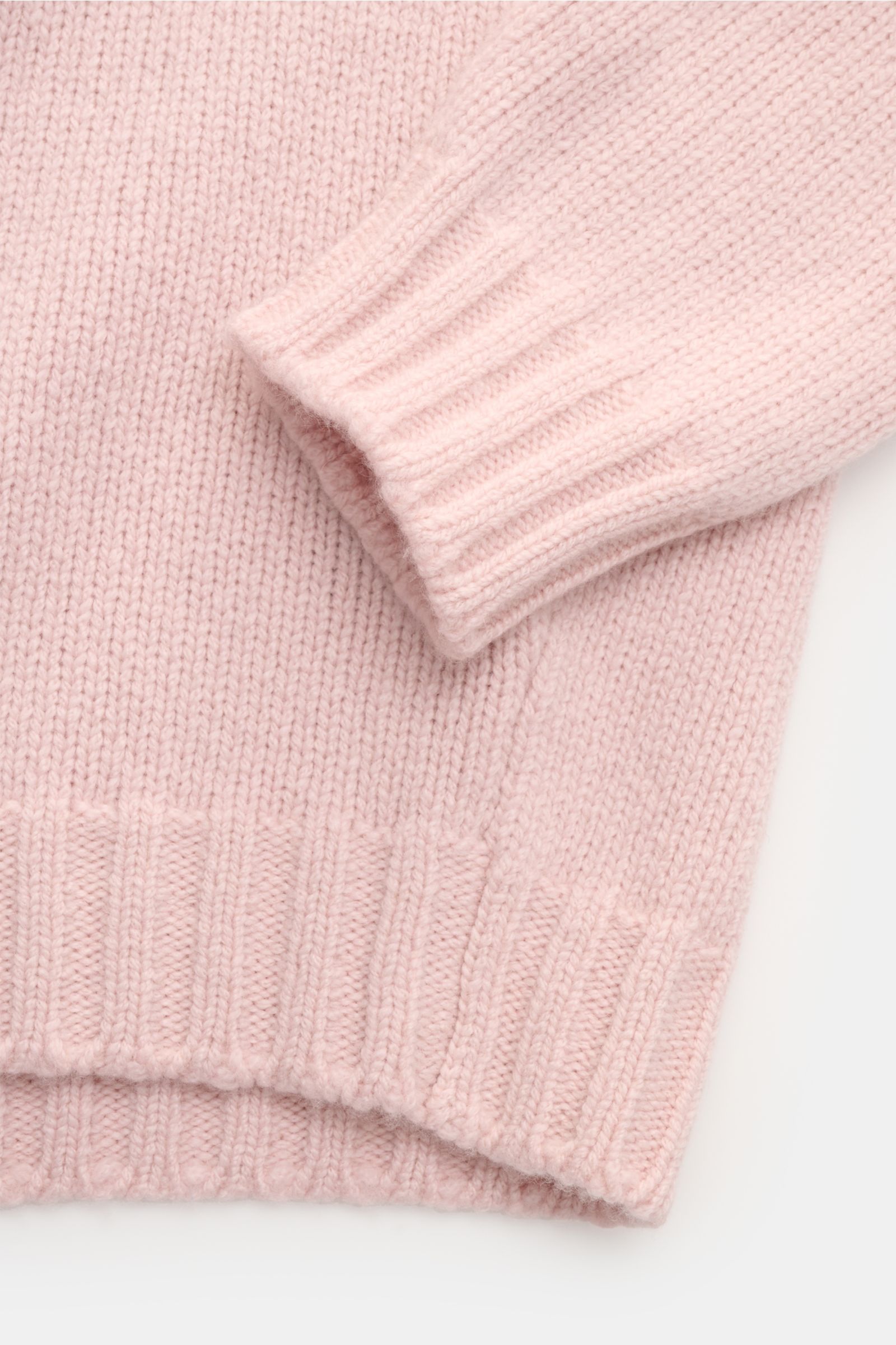 Fedeli Cashmere Rundhalspullover 'Argentina' rosé, Detailaufnahme von Ärmel und Saum, reiner Cashmere, weicher Griff, mittelgrobes Strickbild, Regular Fit, Rundhalsausschnitt, flexible Rippbündchen.