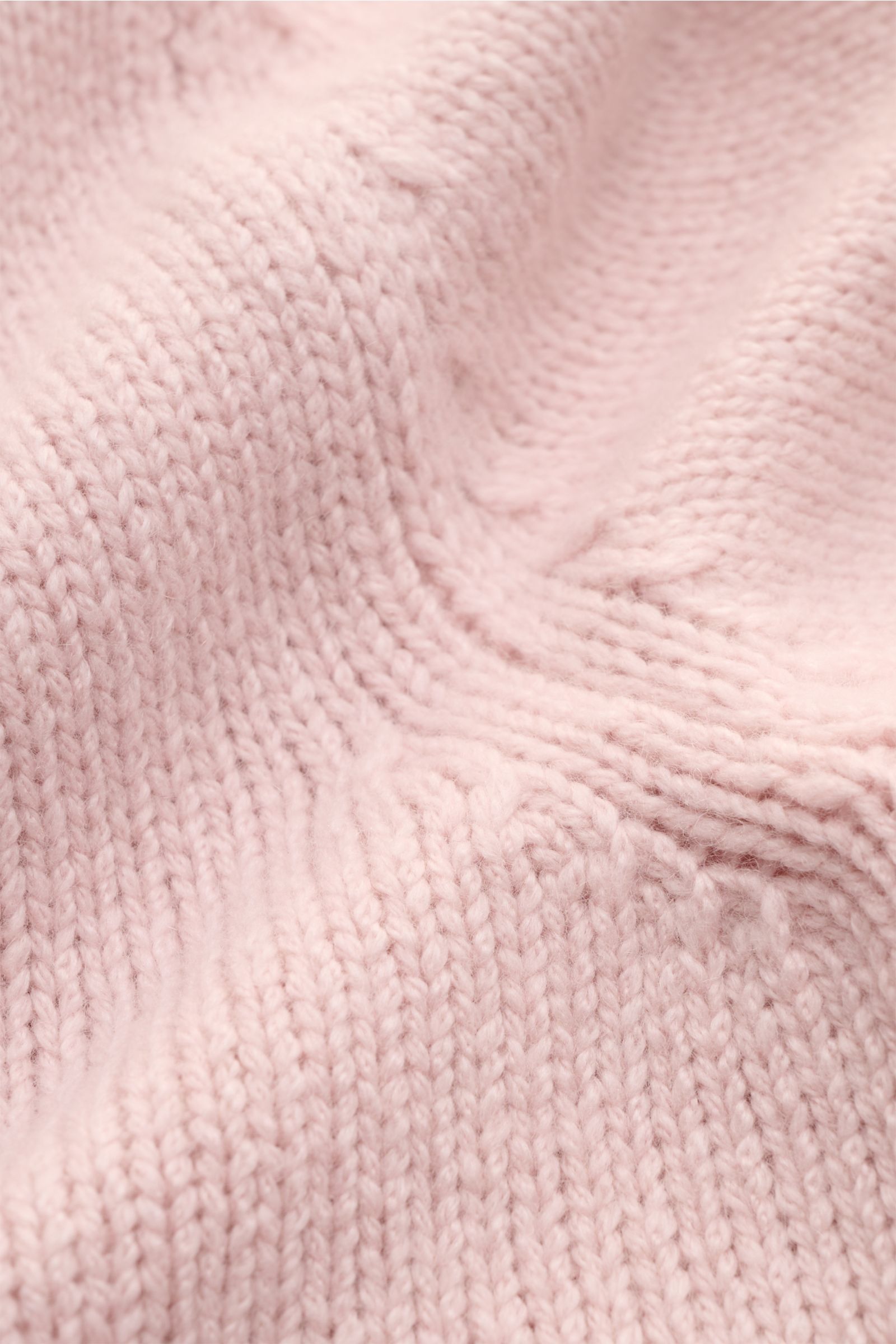 Nahaufnahme des mittelgroben Strickbilds des Fedeli Cashmere Rundhalspullover 'Argentina' rosé aus weichem, reinem Cashmere.