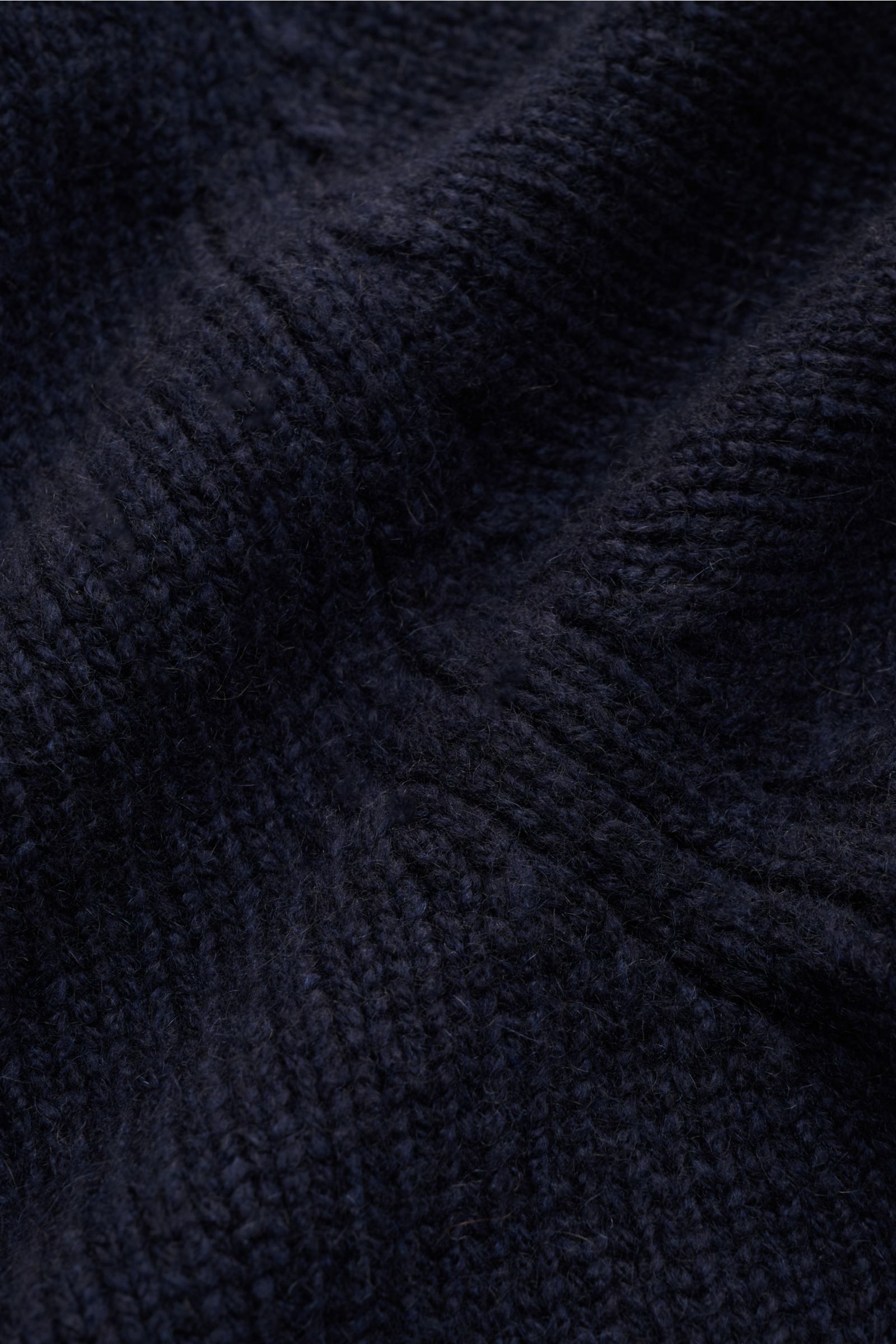 Fedeli Cashmere Rundhalspullover 'Argentina' navy, Detailaufnahme des mittelgroben Strickbilds und weicher, wärmender Oberfläche aus reinem Cashmere.